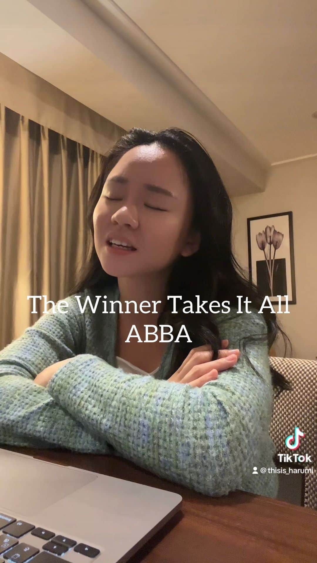 遥海のインスタグラム：「歌いたくなりました。  ABBA- The Winner Takes It All  小さい頃よくお母さんが歌ってた曲。  この年齢になってはじめて、 すごい切ない曲なんだなって気づく😅  #ABBA #Thewinnertakesitall #cover #遥海 #遥海歌動画」