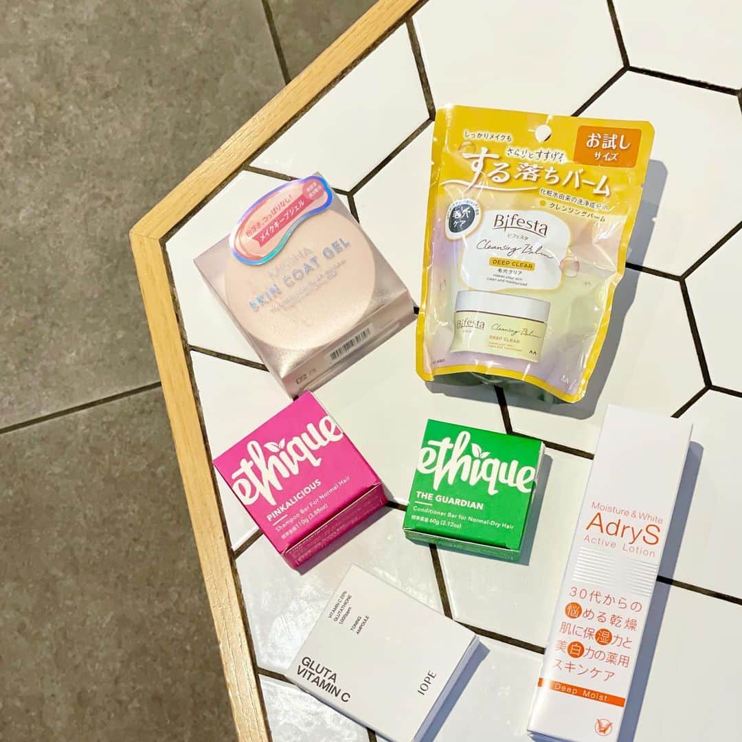 こままりえさんのインスタグラム写真 - (こままりえInstagram)「RAXY 5月ボックスが届きました🤍 『HELLO NEW WORLD ! 〜360度☆ビューティーチャージ〜』 @raxybeautybox_jp   少し前に使っていた エティークのシャンプーバーが入っていて 改めて環境について考えるきっかけに🌐 再び出会えたのはご縁かなと思って さっそく子供たちと一緒に使い始めました✌️ 子供たちも学ぶことが多かったみたい♻️  ‥‥‥‥‥‥‥‥‥‥‥‥‥‥‥‥‥‥‥‥‥‥‥‥‥‥‥‥  ☑︎ ethique（エティーク） @ethiquejapan  ・シャンプーバー ピンカリシャス ・コンディショナーバー ザ・ガーディアン  ☑︎ MISSHA （ミシャ） @missha.beauty  ミシャmスキンコートジェル  ☑︎ adrys （アドライズ） @taisho_beauty  アクティブローションディープモイスト  ☑︎ IOPE（アイオペ） @iope_japan  グルタビタミンcトーニングアンプル  ☑︎ Bifesta（ビフェスタ） @bifesta_official_jp  クレンジングバーム ディープクリア  ‥‥‥‥‥‥‥‥‥‥‥‥‥‥‥‥‥‥‥‥‥‥‥‥‥‥‥‥  今月も満足度の高いボックスでした😊  #RAXY #RAXY5月 #RAXY公式アンバサダー #サブスク #サブスクリプション #サブスクリプションサービス #コスメのサブスク #コスメの定期便 #raxybeautybox #raxystyle_item #楽天RAXY #RAXYビューティーボックス #シャンプーバー #コンディショナーバー #ethique #エティーク #MISSHA #ミシャ #adrys #アドライズ #IOPE #アイオペ #Bifesta #ビフェスタ」5月21日 22時28分 - komamarie