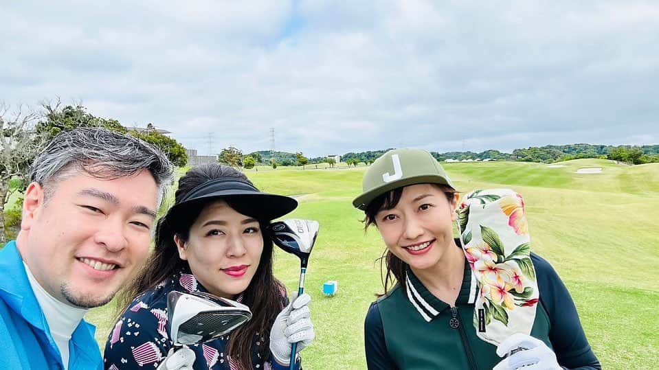 島本真衣さんのインスタグラム写真 - (島本真衣Instagram)「兵庫県の小学校の同級生と初ラウンド⛳️ 2人は夫婦なのです。 つまり私がお邪魔しているかたち。笑 心がきれいで優しくて、明るくて面白い本当に大好きな夫婦です🤍 小学生の頃は、まさか2人が結婚してみんなで関東でゴルフをすることになるなんて思ってもみなかったなぁ😋 今は３人とも同じゴルフスクールに通っています⛳️ 最高のラウンドになり、これから月に一度行くことにしました☺️ これからやって来る梅雨と真夏… 正直今から私は心配していますが、笑。 ラウンドを目標に一緒に練習も頑張れそうです♪  明日は『大下容子ワイド!スクランブル』に出演します🎤 今週も頑張りましょう🤍  #兵庫県 #西宮市 #苦楽園小学校 #ゴルフ #沢山笑った #ありがとう #来月 #今から楽しみ #おやすみなさい #島本真衣」5月21日 22時31分 - mai_shimamoto_ex