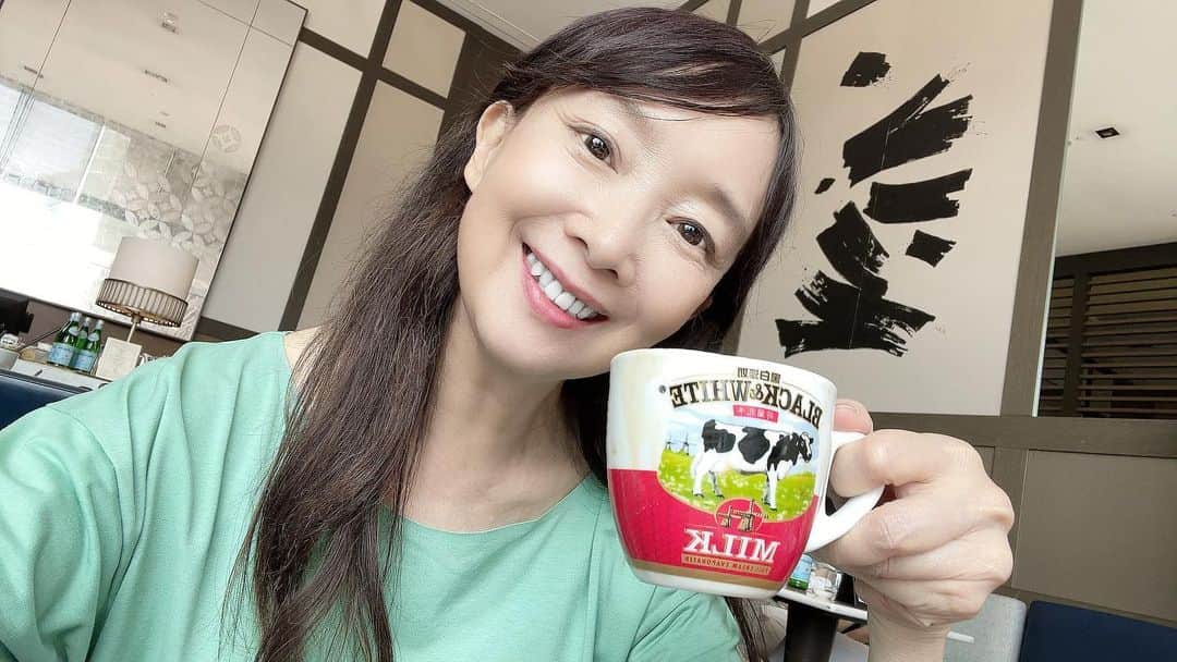 アグネス・チャンのインスタグラム：「Most Hong Kong milk tea are made from non sweetened condensed milk from the black and white brand. It’s delicious!」