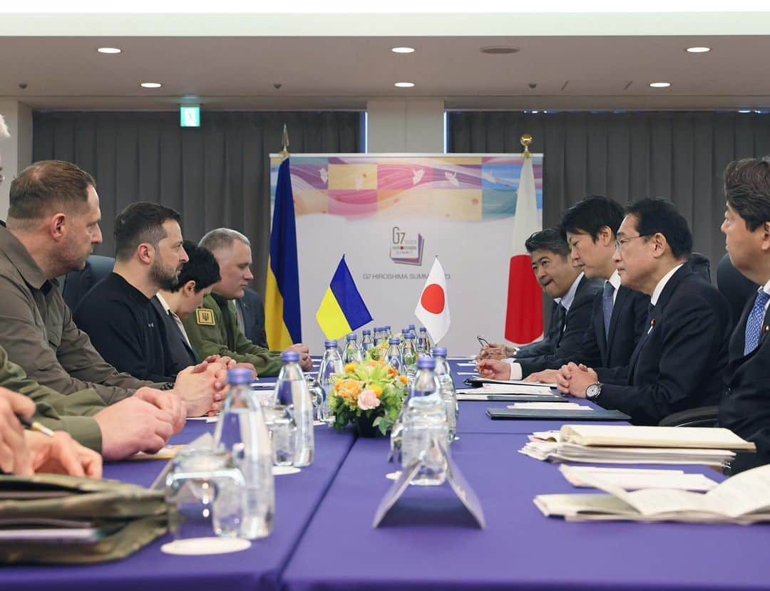 首相官邸さんのインスタグラム写真 - (首相官邸Instagram)「#G7広島サミット 最終日の本日も、韓国の尹大統領、コモロのアザリ大統領、オーストラリアのアルバニージー首相、ベトナムのチン首相、ウクライナのゼレンスキー大統領、グテーレス国連事務総長と突っ込んだ議論を行い、法の支配の重要性を確認するなどしました。また日米韓での懇談も行い、3か国の連携を確認しました。」5月21日 22時31分 - kantei