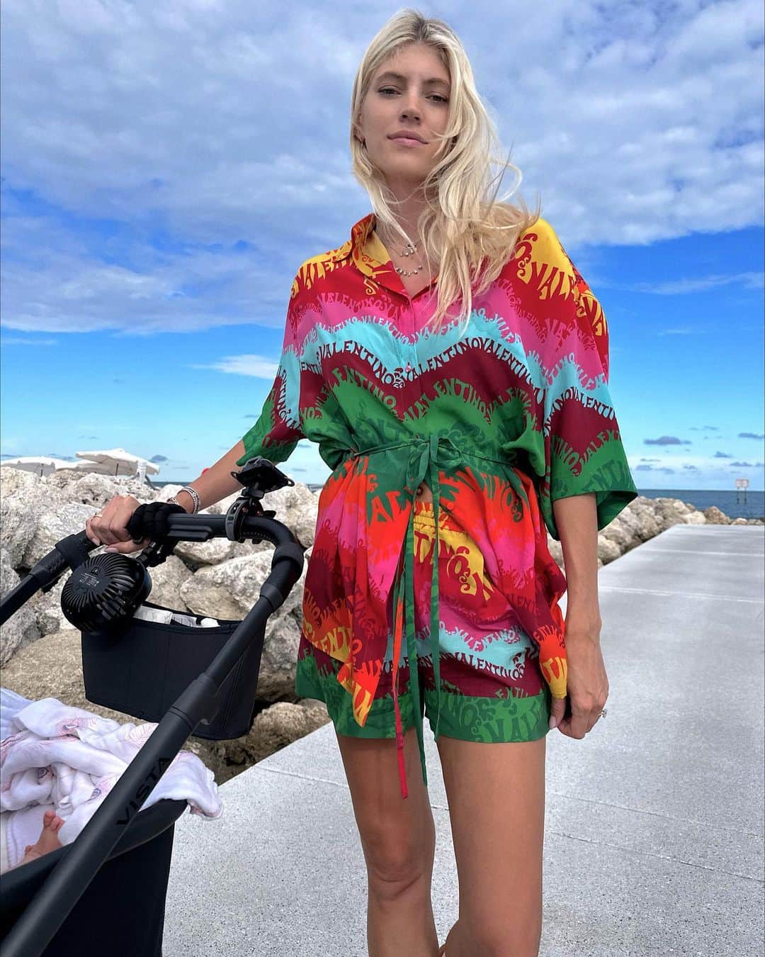 デヴォン・ウィンザーのインスタグラム：「Sunday strolls and baby toes 🌞」