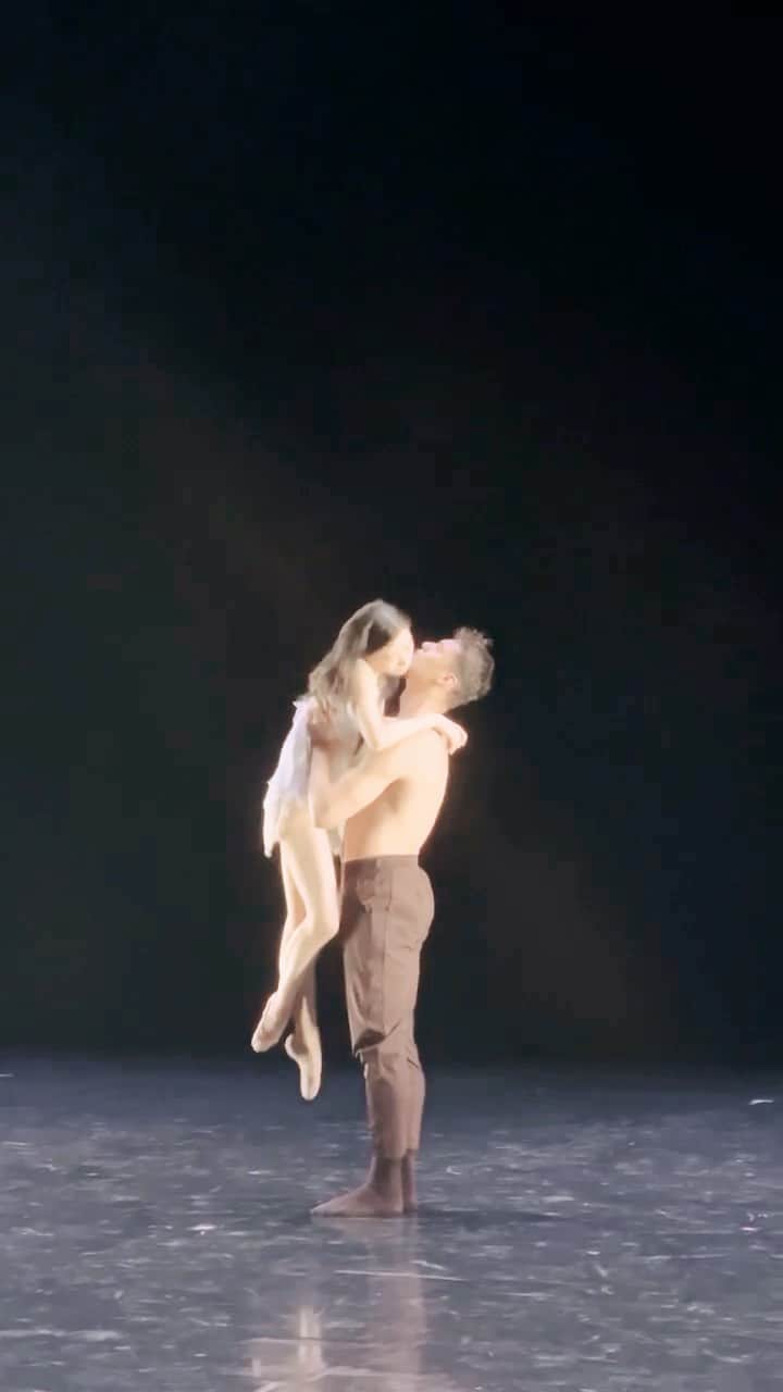 石井杏奈のインスタグラム：「‘Le dernier souffle’ by @ramosesnel_official  with @felixovich  🎥 @grandsballets . . #pdd#creation#sad#love#show#dance」