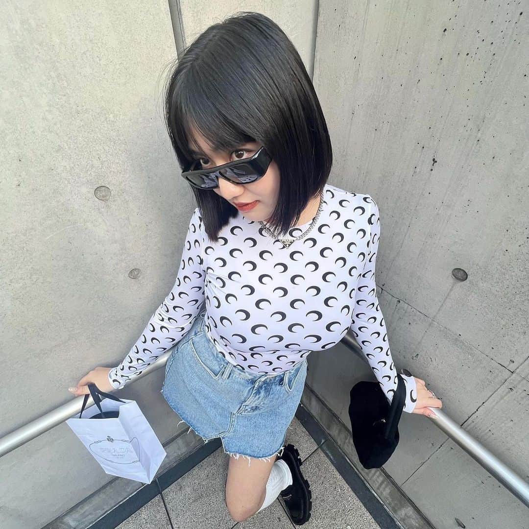 河崎みーなのインスタグラム：「ボブだからこそヘアケア大切🖤  Kuuのヘアオイルがお気に入りだったから今回はシャンプーゲットしてみた🧴　@kuu_shop_official   原料に水を配合してない濃密なシャンプーで香りもお気に入り〜❕　 . . .」