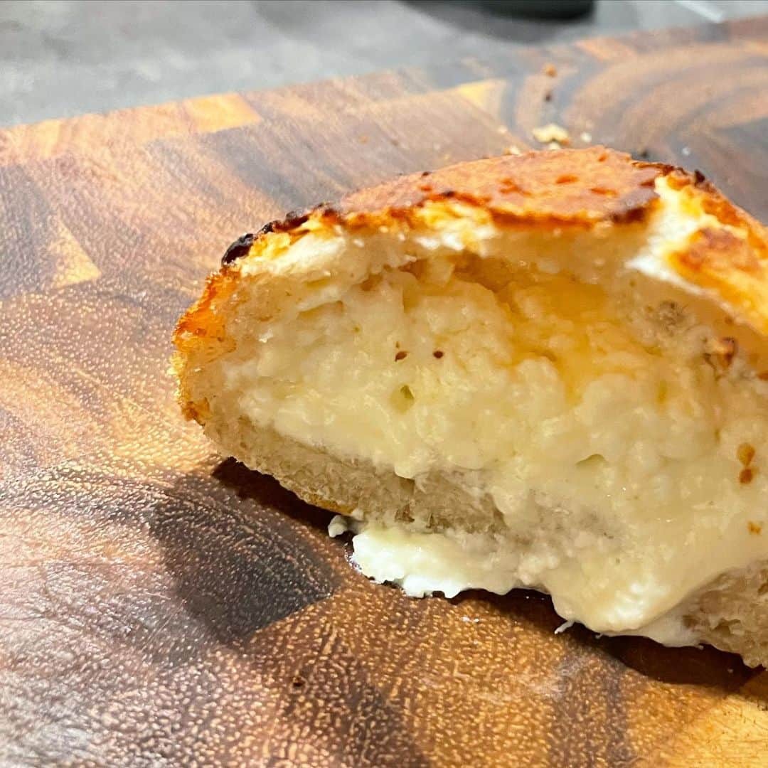 早川優衣さんのインスタグラム写真 - (早川優衣Instagram)「ストーリーのパン作りの正解は •••  タイガーブレッドでした🐯 カロリーの味を感じました！ つまりとても美味しいということです！！ : #タイガーブレッド #手作りパン」5月21日 22時41分 - yui_hayakawa