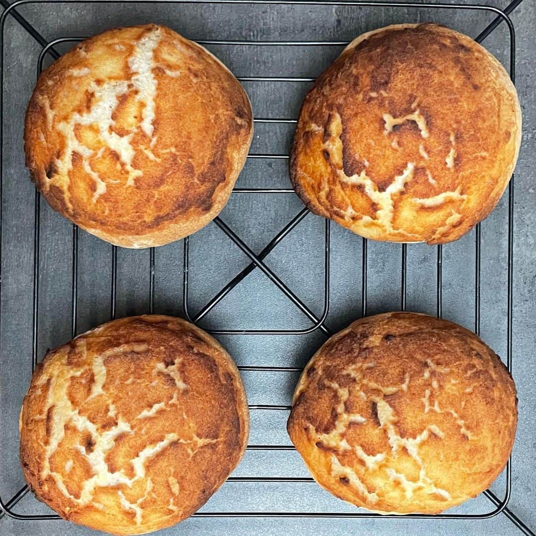 早川優衣のインスタグラム：「ストーリーのパン作りの正解は •••  タイガーブレッドでした🐯 カロリーの味を感じました！ つまりとても美味しいということです！！ : #タイガーブレッド #手作りパン」