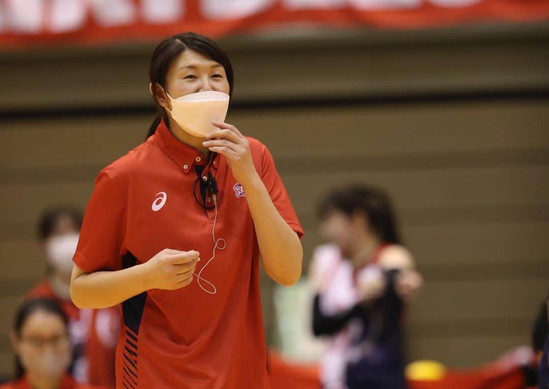 入澤まいさんのインスタグラム写真 - (入澤まいInstagram)「🐰🏐 . 遅くなりましたが、、 2022-23シーズンが終了しました。 良い時もそうでない時も たくさんの応援ありがとうございました🌟 途中から声出しOKとなり、 より応援してくださる皆さんを感じることができ、 たくさん背中を押され支えていただきました🦒 . 前を向いて後悔のないように頑張っていきたいと思います！！！ これからも日立Astemoリヴァーレの応援を よろしくお願いします🐰🫶🏻 . そして麻子さん。 たくさんのことを教えていただきました。 麻子さんと過ごした時間は私にとって大切な財産です。 本当にありがとうございました！！ 大好きです。 . いつも素敵な写真をありがとうございます🫰🏻 投稿に使わせていただきました🧚🏻‍♀️ . #日立Astemoリヴァーレ🐰 #2022_23シーズン終了 #ありがとうございました🤝🏻」5月21日 22時41分 - mai_irisawa_0602