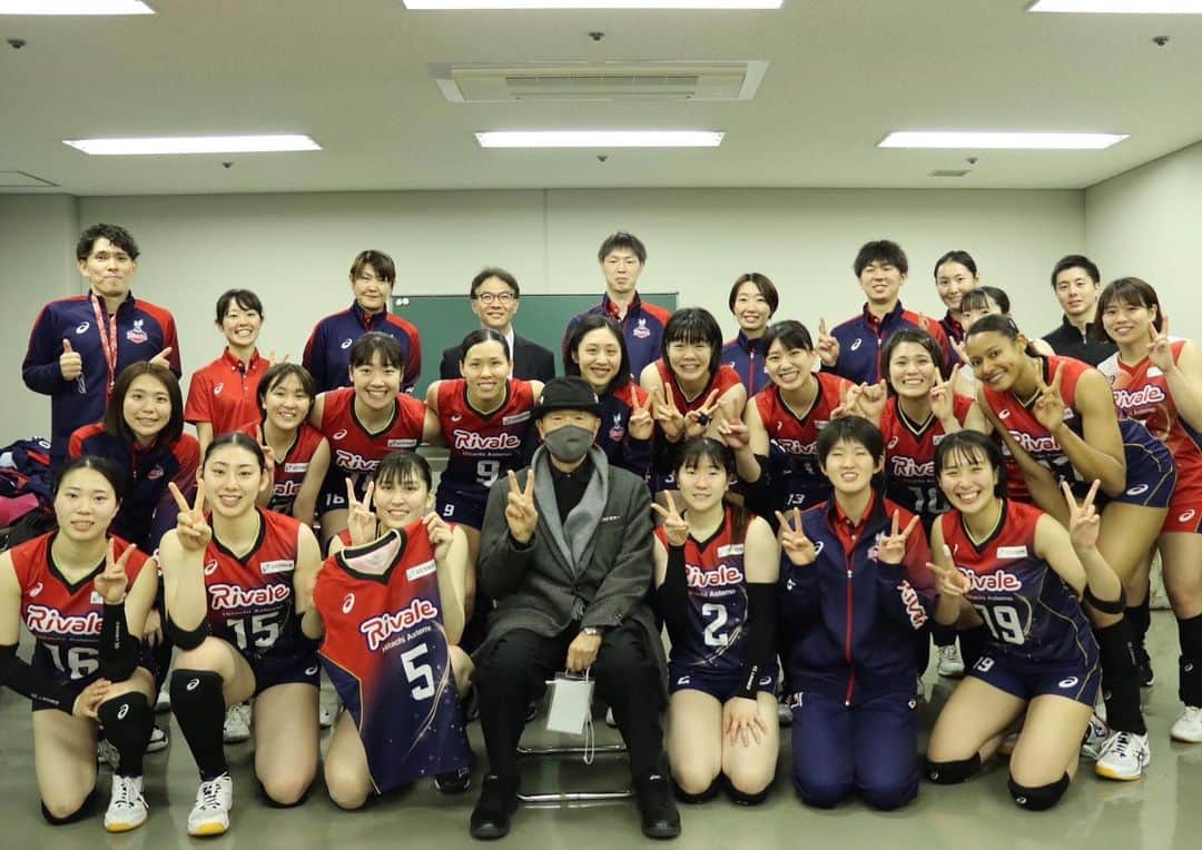 入澤まいさんのインスタグラム写真 - (入澤まいInstagram)「🐰🏐 . 遅くなりましたが、、 2022-23シーズンが終了しました。 良い時もそうでない時も たくさんの応援ありがとうございました🌟 途中から声出しOKとなり、 より応援してくださる皆さんを感じることができ、 たくさん背中を押され支えていただきました🦒 . 前を向いて後悔のないように頑張っていきたいと思います！！！ これからも日立Astemoリヴァーレの応援を よろしくお願いします🐰🫶🏻 . そして麻子さん。 たくさんのことを教えていただきました。 麻子さんと過ごした時間は私にとって大切な財産です。 本当にありがとうございました！！ 大好きです。 . いつも素敵な写真をありがとうございます🫰🏻 投稿に使わせていただきました🧚🏻‍♀️ . #日立Astemoリヴァーレ🐰 #2022_23シーズン終了 #ありがとうございました🤝🏻」5月21日 22時41分 - mai_irisawa_0602