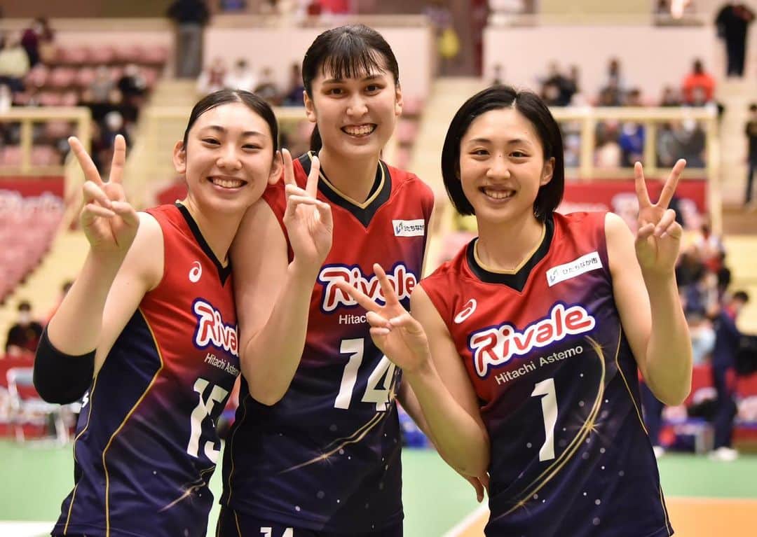 入澤まいさんのインスタグラム写真 - (入澤まいInstagram)「🐰🏐 . 遅くなりましたが、、 2022-23シーズンが終了しました。 良い時もそうでない時も たくさんの応援ありがとうございました🌟 途中から声出しOKとなり、 より応援してくださる皆さんを感じることができ、 たくさん背中を押され支えていただきました🦒 . 前を向いて後悔のないように頑張っていきたいと思います！！！ これからも日立Astemoリヴァーレの応援を よろしくお願いします🐰🫶🏻 . そして麻子さん。 たくさんのことを教えていただきました。 麻子さんと過ごした時間は私にとって大切な財産です。 本当にありがとうございました！！ 大好きです。 . いつも素敵な写真をありがとうございます🫰🏻 投稿に使わせていただきました🧚🏻‍♀️ . #日立Astemoリヴァーレ🐰 #2022_23シーズン終了 #ありがとうございました🤝🏻」5月21日 22時41分 - mai_irisawa_0602