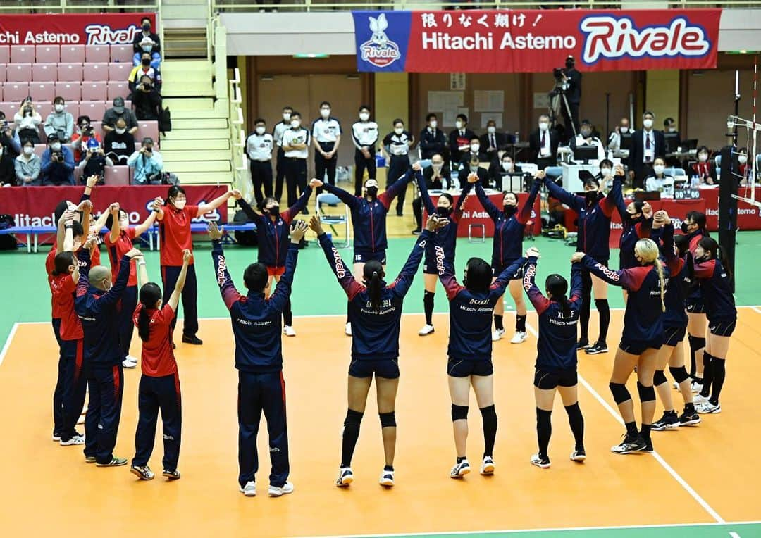 入澤まいのインスタグラム：「🐰🏐 . 遅くなりましたが、、 2022-23シーズンが終了しました。 良い時もそうでない時も たくさんの応援ありがとうございました🌟 途中から声出しOKとなり、 より応援してくださる皆さんを感じることができ、 たくさん背中を押され支えていただきました🦒 . 前を向いて後悔のないように頑張っていきたいと思います！！！ これからも日立Astemoリヴァーレの応援を よろしくお願いします🐰🫶🏻 . そして麻子さん。 たくさんのことを教えていただきました。 麻子さんと過ごした時間は私にとって大切な財産です。 本当にありがとうございました！！ 大好きです。 . いつも素敵な写真をありがとうございます🫰🏻 投稿に使わせていただきました🧚🏻‍♀️ . #日立Astemoリヴァーレ🐰 #2022_23シーズン終了 #ありがとうございました🤝🏻」