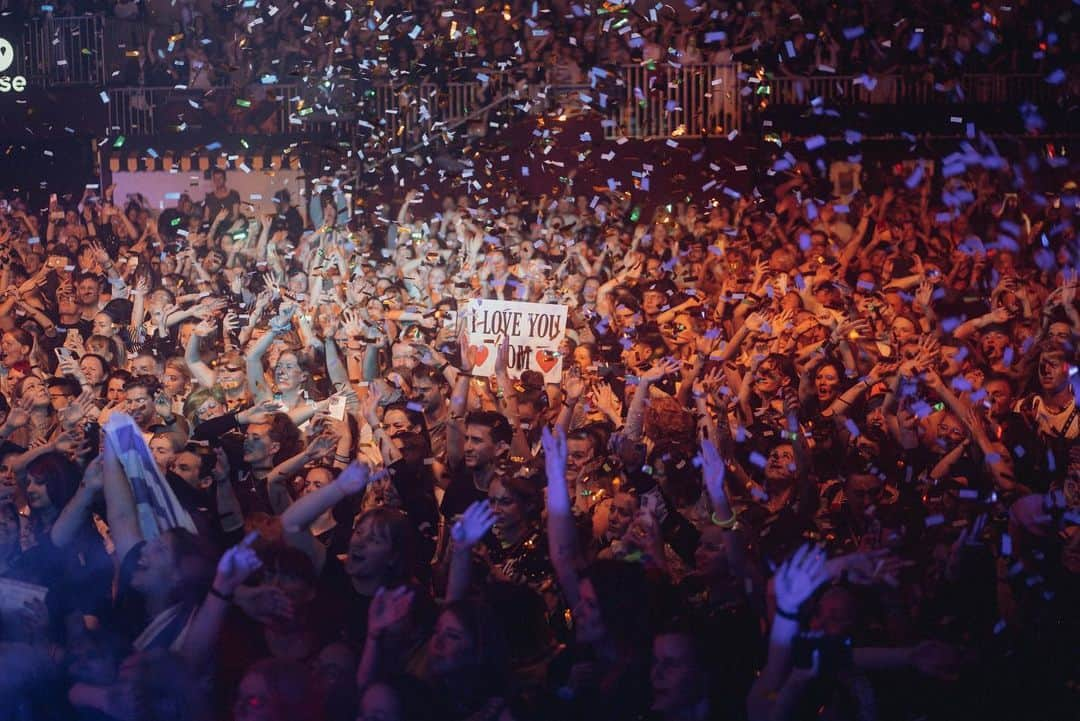 Tokio Hotelさんのインスタグラム写真 - (Tokio HotelInstagram)「Thank you Berlin! And SURPRISE! @kraftklub joined us for a song on stage. ❤️  📸 @leonschlesselmann」5月22日 1時00分 - tokiohotel