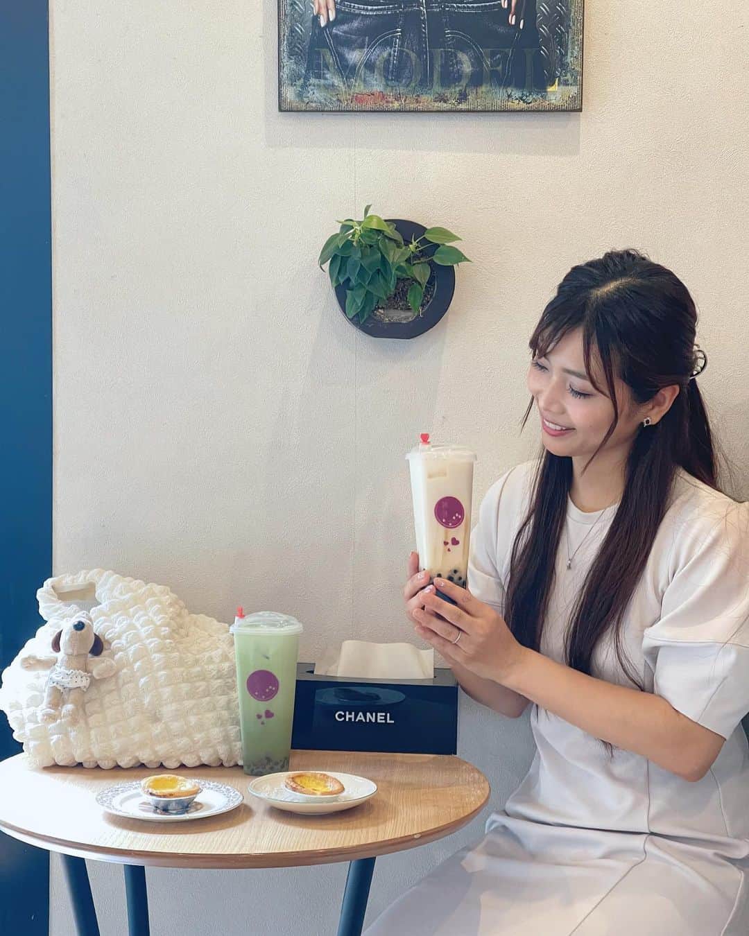 加藤雅美さんのインスタグラム写真 - (加藤雅美Instagram)「. 先日、SDN48の仲良し💖 きっちゃん(@megu813 )に お誘いいただきタピ活してきました🤗🧋❤️ . 新宿にある 生タピオカ専門店celeb縁味 @celeb_enmi  . 私は黒糖ミルク✖️タピオカ という王道にしたのですが、 タピオカがもっちもちでとっても 美味しかったです🥹❤️ . エッグタルトもサクサクで 美味しかった〜🥧💖 . ドリンクの味もトッピングも豊富で 色んな組み合わせを試してみたいなと思いました💕 . ソファー席もあって居心地良かったです☺️✨ . photo by @megu813 💖 きっちゃん、いつもありがとう🥰 . #celeb縁味新宿店 #celeb縁味 #生タピオカ専門店  #生タピオカ #タピオカ #タピオカ専門店  #タピ活 #カフェ活 #都内カフェ  #カフェ巡り  #新宿 #新宿カフェ #新宿グルメ #タピオカミルクティー  #新宿御苑前 #新宿三丁目 #カフェ #都内カフェ #都内カフェ巡り  #穴場カフェ #エッグタルト #東京ママ #cafe #tokyo #japan #shinjyuku #me #SDN48 #friends #今吉めぐみ #加藤雅美」5月21日 22時42分 - mamikato97