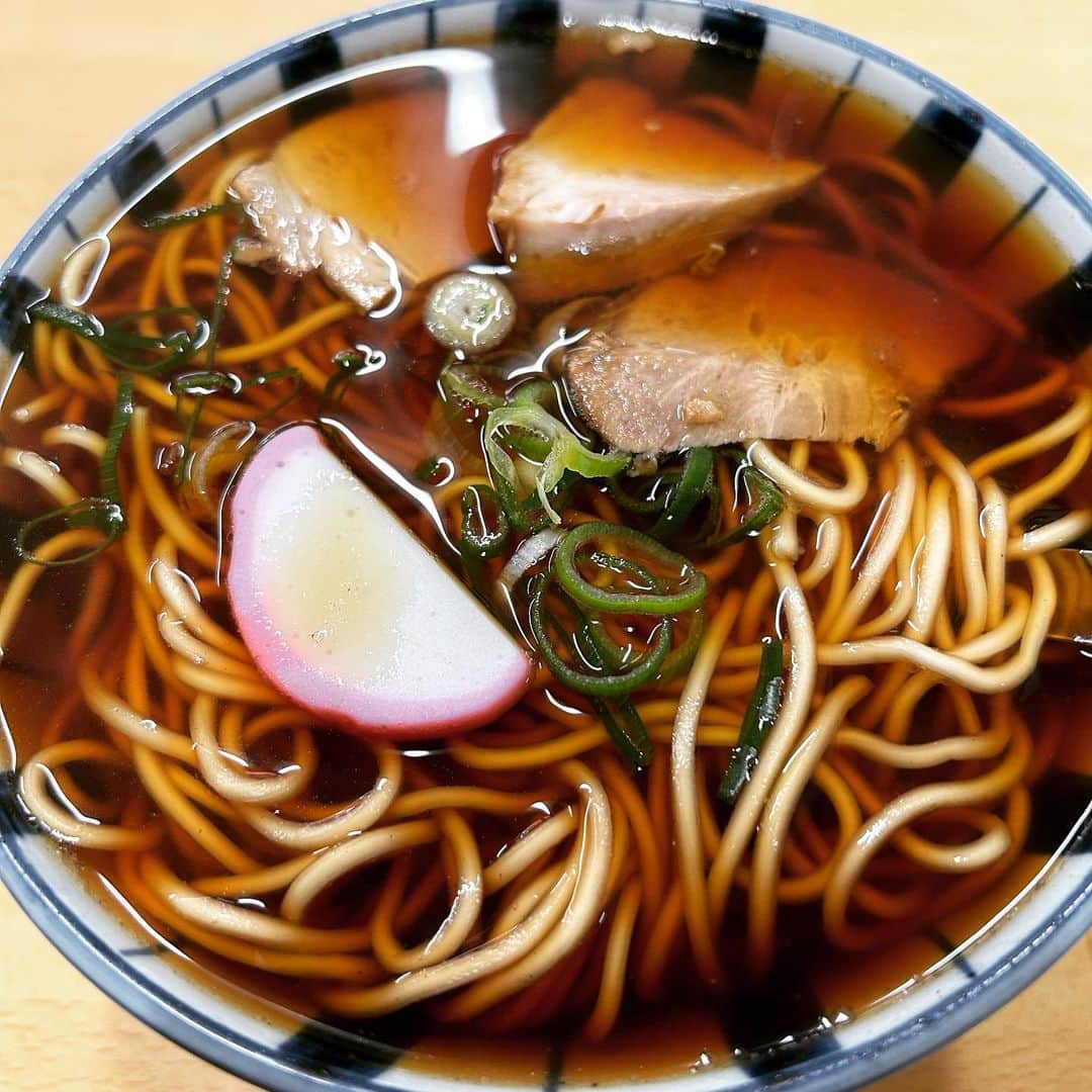 溜口佑太朗のインスタグラム：「岐阜は美味い。美味すぎる。  #丸デブ総本店 #コンニャク唐揚げ #朴葉味噌 #いわしのしそ巻き揚げ #いかのわた焼き #鮎の塩焼き #肉寿司 #まさごそば #水プリン」