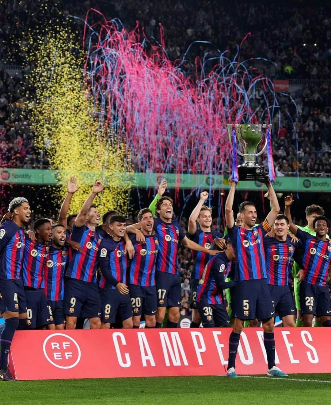 フレンキー・デ・ヨングさんのインスタグラム写真 - (フレンキー・デ・ヨングInstagram)「Muy orgulloso de ganar La Liga 🏆 Gracias culers por el apoyo esta temporada. Visca Barça! 💙❤️」5月21日 22時44分 - frenkiedejong