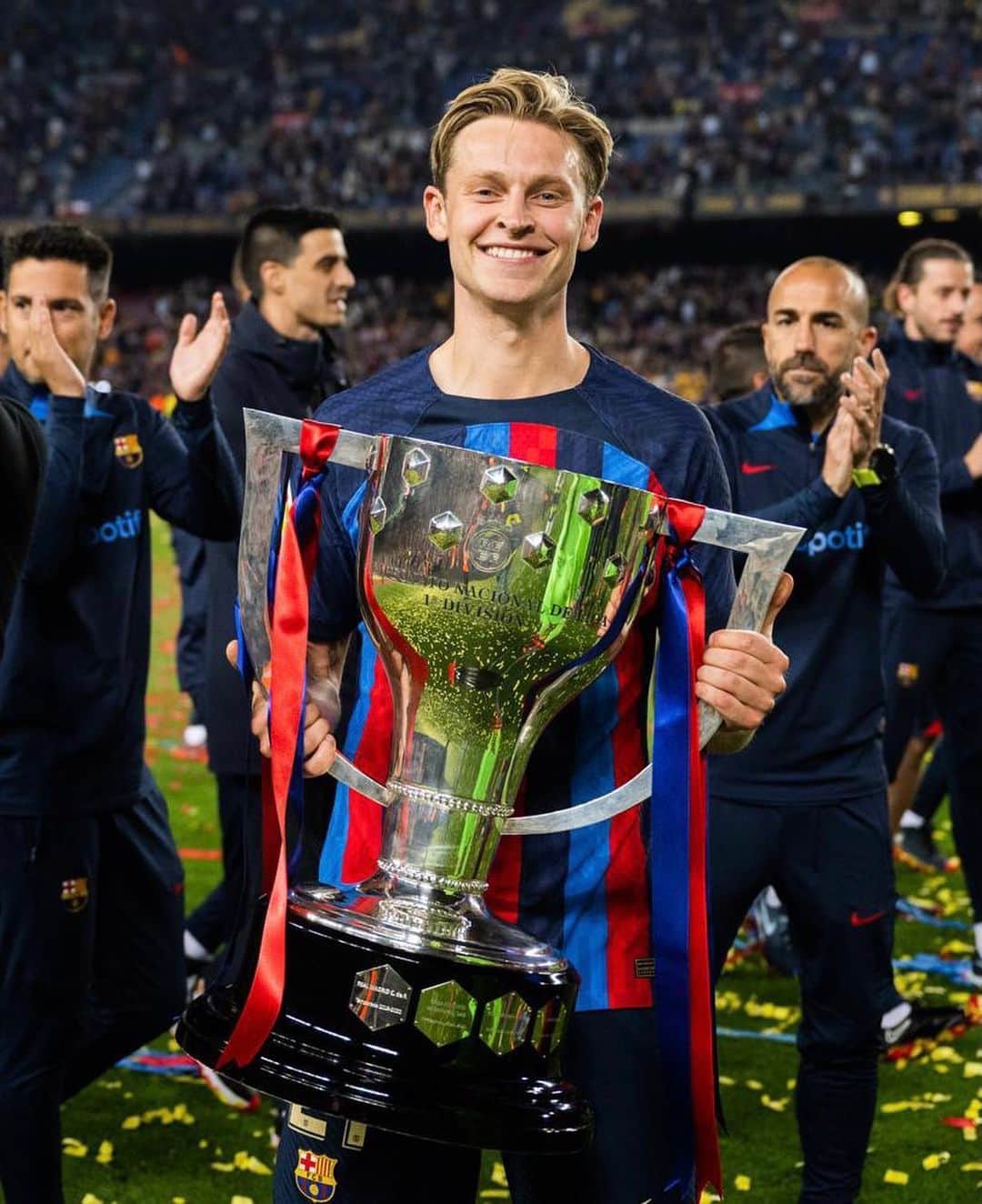 のインスタグラム：「Muy orgulloso de ganar La Liga 🏆 Gracias culers por el apoyo esta temporada. Visca Barça! 💙❤️」