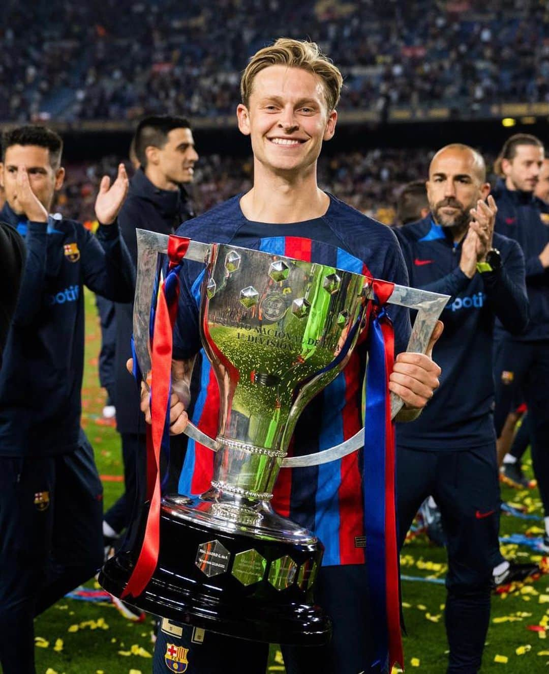 フレンキー・デ・ヨングのインスタグラム：「Muy orgulloso de ganar La Liga 🏆 Gracias culers por el apoyo esta temporada. Visca Barça! 💙❤️」