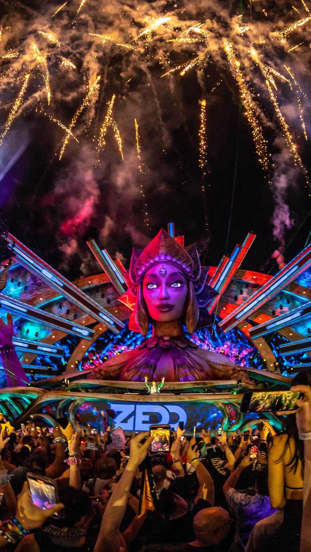 のインスタグラム：「ALL the feels are radiating strong thanks to @Zedd.🫶⚡️ Who else saw @martingarrix come out & join in on the fun?!  #EDCLV22023 #kineticFIELD」