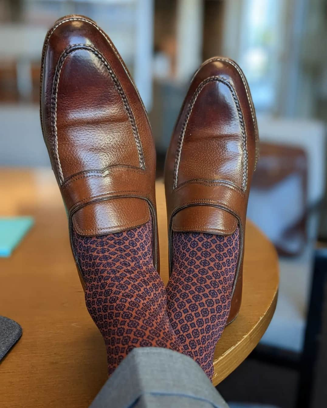 サンクリスピンさんのインスタグラム写真 - (サンクリスピンInstagram)「Well worn and well loved. Our classic penny loafer in a tan leather, beautifully accented with tonal socks and light grey trousers.​​​​​​​​​ Courtesy of @patinaworksarizona  #shoes #handmadeshoes #madetoorder #mtoshoes #bespokeshoes #handwelted #shoeporn #madebyhand #shoestagram #agentlemanschoice #onlyforgentlemen」5月21日 22時45分 - saintcrispins