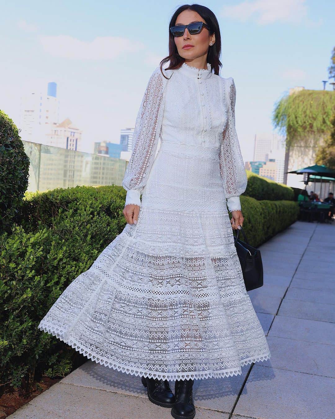 Lalá Noletoのインスタグラム：「Quem ama renda levanta a mão 🙋‍♀️! Perfeição de vestido @lovlity ! Gola alta, manga longa e renda são o match perfeito para elegância e feminilidade!」
