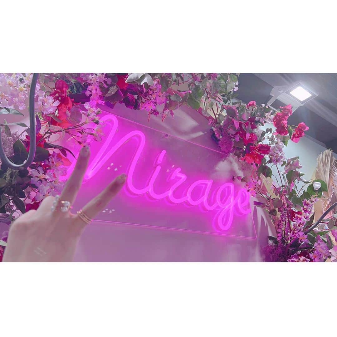 なかやまちえこさんのインスタグラム写真 - (なかやまちえこInstagram)「Beautyworld Japan Tokyo 2023⠀ ⠀ お越しいただいた皆様ありがとうございました😊！⠀ ⠀ 久々の大きな美容イベントで、 何年か越しにお会いできた方も多く、たくさんお話しできてとても楽しかったです！！⠀ ⠀ またこれからイベントやセミナーなどお会いできる機会が増えていくのを楽しみにしております。⠀ ⠀ 今回はミラージュさんともコラボレーションのデモンストレーションが出来とても嬉しかったです。⠀ またご一緒できるのを楽しみにしております。⠀ ⠀ 大好きなお手紙をいただいたり（差し入れもありがとうございます！）、うちわを作ってきてくれた方がいらして感動したり、いろんな方と会えて、とても楽しい三日間でした。⠀ ⠀ また皆様にお会いできるのを楽しみに、頑張ってまいりますので、⠀ これからもよろしくお願い致します😆❕⠀ ⠀ @mirage.missmirage ⠀ @preanfaseminar ⠀ @preanfaofficial ⠀ @pregel.jp ⠀ @kimacat_betty」5月21日 22時49分 - chiekonakayama