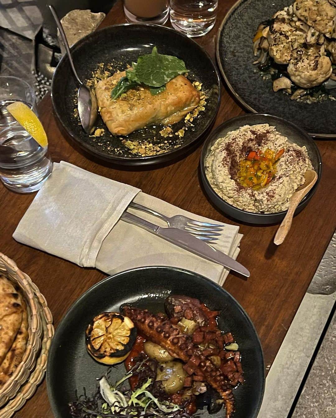 須田朱音のインスタグラム：「🌴  初日の夜は…♡ LA girlsのみなさんと @santamonicaproper の ルーフトップCalabraでdinner🍽️  チーズが中に入ったパリパリと、 タコグリルとっても美味しかった‼︎  テキーラの種類も沢山あって、 Barも可愛かったぁ〜🍸写真ないけど笑  お誕生日が近いはるなちゃんと一緒に お祝いしてもらって幸せでした🎂  #santamonicaproper #Calabra #LAnight #dinner #rooftopbar」