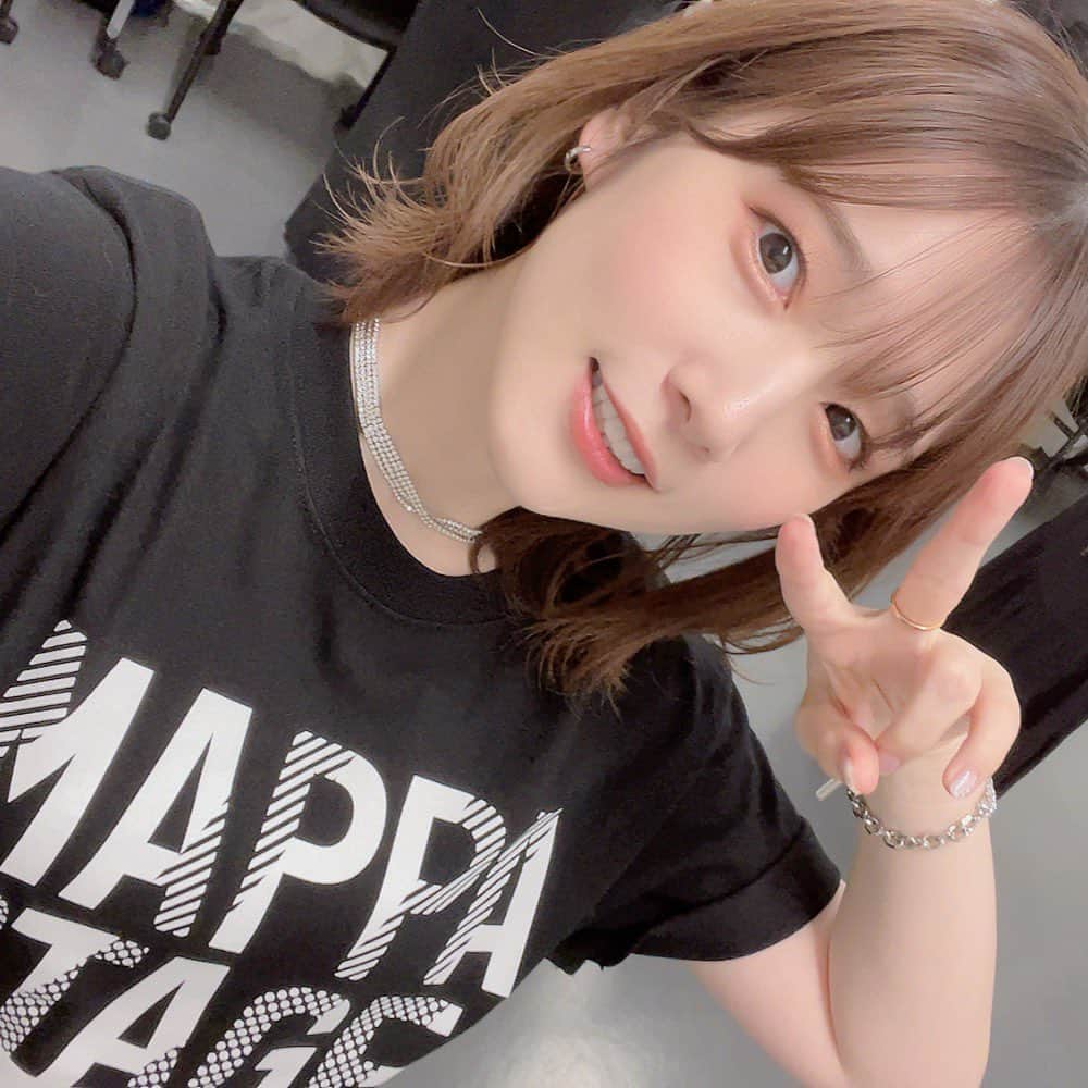 内田真礼のインスタグラム：「今日はMAPPASTAGE2023!!!! ありがとうございました！ 『とんでもスキルで異世界放浪メシ』ステージに出演してきましたよー！  いやはや、みんなでお揃いのTシャツを着るっていいよね。 チーム感ある！！ 裏でファイちゃんと会えたのでちょこっとおはなししたりして、チェンソーマンチームの鼓動を感じれたのが嬉しかったりしました🌷  とんスキは、なんとオープニングもエンディングも曲が聴けるっていうありがたやー✨✨なステージだったので、裏でノリノリでした♬  ムコーダキッチンの、シチュー本当に美味しかった、、、、、 ムコーダキッチン家でもやってもらいたいものです🏡  そのあと、シチューをもう一杯食べたいきもちを抑えつつ..  Zepp Hanedaで開催された 結束バンド-恒星-を見てきました。  おねーちゃんとしては現地でどうしても見たい気持ちで参加させていただいたのですが あっという間の2時間で、ほんとみんなのパワーーーーーがすごくて、感動したーー😭  最高の夜です。  劇場版総集編も決まりましたしたね！ 映画館で見るの楽しみだぁ。  とても良い日だったのでお腹がすいています。 まだ..シチューあるかなぁ。笑」