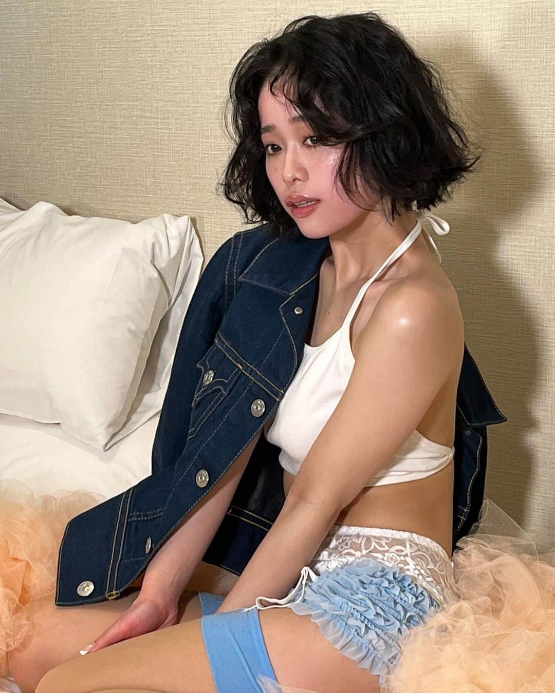 MINAMOさんのインスタグラム写真 - (MINAMOInstagram)「〜お知らせ〜  ついに、「惑溺　MINAMOフォトエッセイ」の発売が決定いたしました！6/9より発売されます。 どうしたらもっと人に優しくなれるんだろうという気持ちや、あの頃の何もできなかった自分を丸ごと愛せていたら、、という私の後悔の念などなど。 色んなことを思い出しながら、自分を見つめながら1年間書かせていただきました。 コラムを読んでくださっていた方にも、まだ読んでないよという方にも、是非読んでいただきたいです。よろしくお願いします♥︎ 何度も何度も言いますが、出版の実現に向け、たくさん動いてくださったムービーウォーカーさん、さえかさん、上野さん。Cまるさん、🦐さん、本当にありがとうございました！！！！ (今までの撮影のオフショットをまとめてみました。現場に向かうのを前日からいつも楽しみにしていました🥹)  そして！イベントも！東京と大阪で！させていただくことになりました〜〜✨✨✨✨✨✨✨✨  東京→6/10（土） HMVエソラ池袋  大阪→6/25（日） HMV&BOOKS SHINSAIBASHI  です！！ 詳細はプロフィールのハイライトにまとめますので、是非チェックしてほしいです🫧 では！イベントで皆様にお会いできるのを楽しみにしてます❤️チャオッ」5月21日 22時55分 - minamo_j