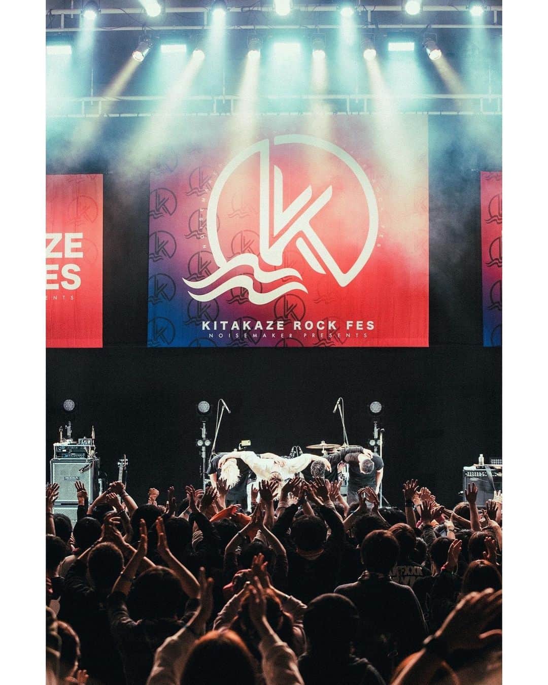 のインスタグラム：「KITAKAZE ROCK FES. 2023 最高の2日間になりました！ 出演してくれた仲間の皆さん、共に大きな風を起こしてくれた皆さん、本当にありがとうございました！これからも大きなKITAKAZEを共に！  📸 by @nekoze_photo   #KITAKAZE #KITAKAZEROCKFES2023 #NOISEMAKER #AgeFactory #FIVENEWOLD  #ハルカミライ #ROTTENGRAFFTY  #SiM」