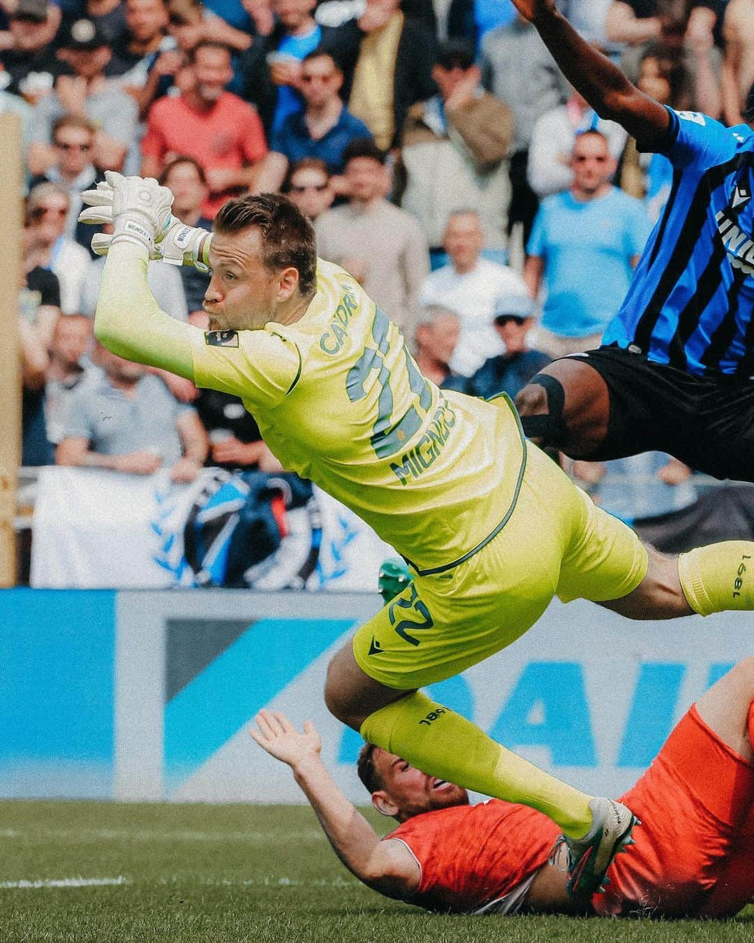 シモン・ミニョレさんのインスタグラム写真 - (シモン・ミニョレInstagram)「It had to be a victory and clean sheet for my 600th professional club game.🔥👊🏻 This one is for the fans!!💙🖤 #WeAreBruges」5月21日 23時02分 - 22mignolet22