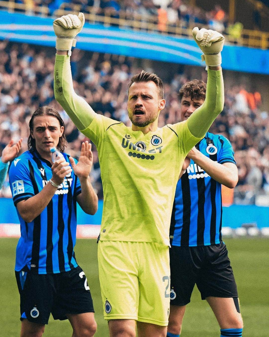 シモン・ミニョレさんのインスタグラム写真 - (シモン・ミニョレInstagram)「It had to be a victory and clean sheet for my 600th professional club game.🔥👊🏻 This one is for the fans!!💙🖤 #WeAreBruges」5月21日 23時02分 - 22mignolet22