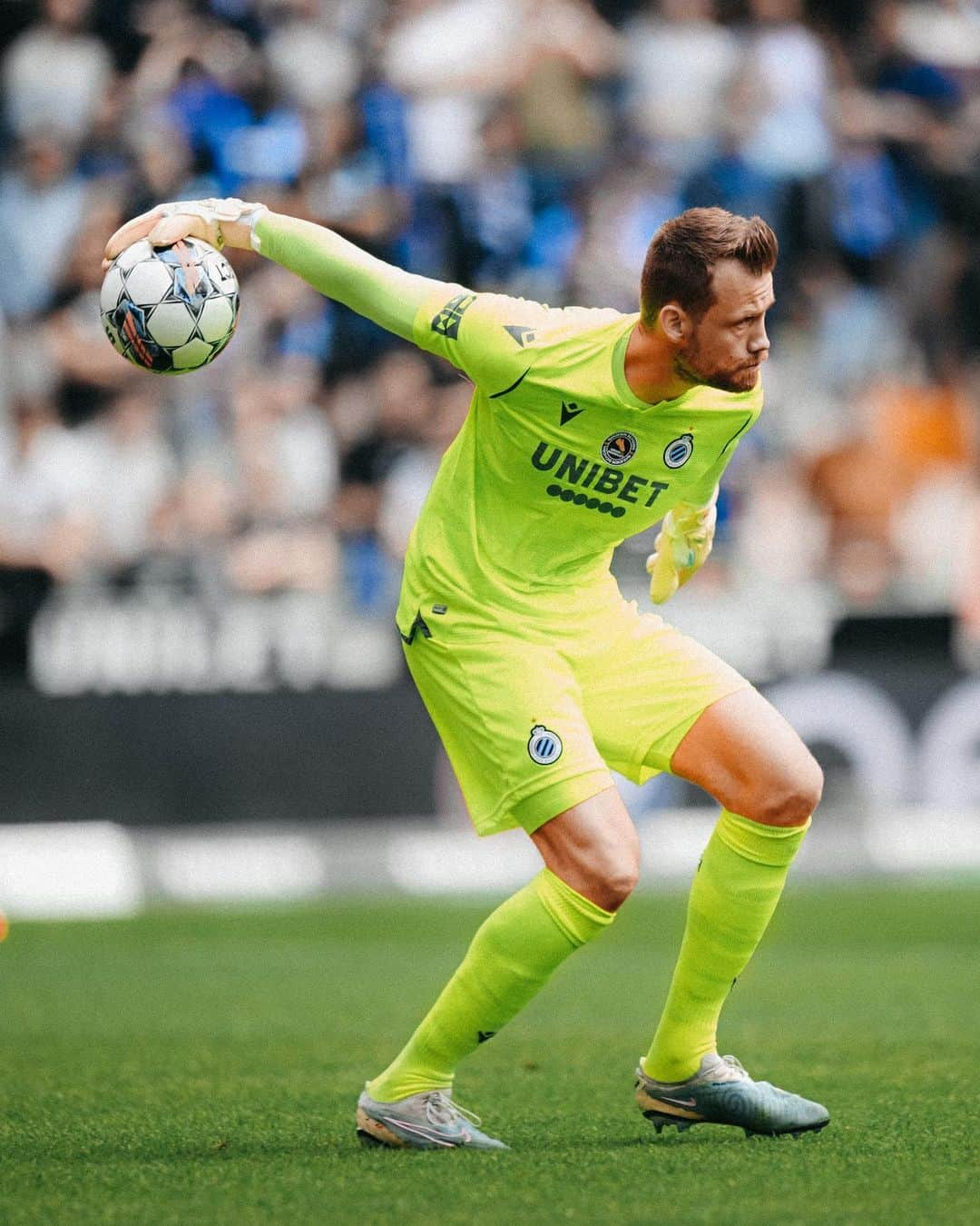 シモン・ミニョレさんのインスタグラム写真 - (シモン・ミニョレInstagram)「It had to be a victory and clean sheet for my 600th professional club game.🔥👊🏻 This one is for the fans!!💙🖤 #WeAreBruges」5月21日 23時02分 - 22mignolet22