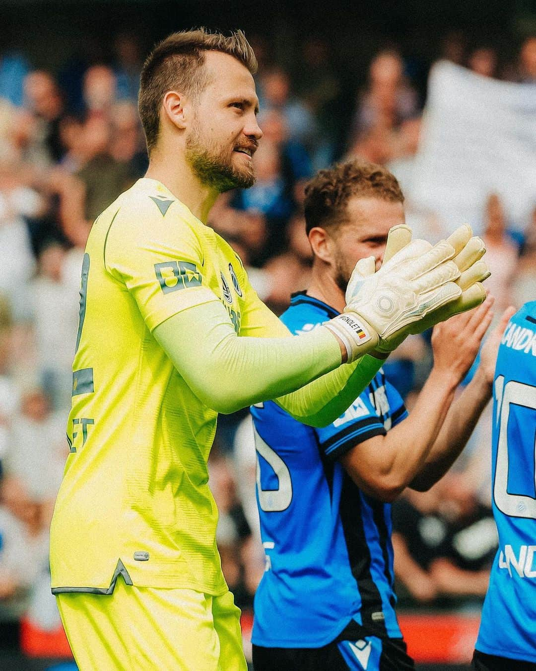 シモン・ミニョレさんのインスタグラム写真 - (シモン・ミニョレInstagram)「It had to be a victory and clean sheet for my 600th professional club game.🔥👊🏻 This one is for the fans!!💙🖤 #WeAreBruges」5月21日 23時02分 - 22mignolet22