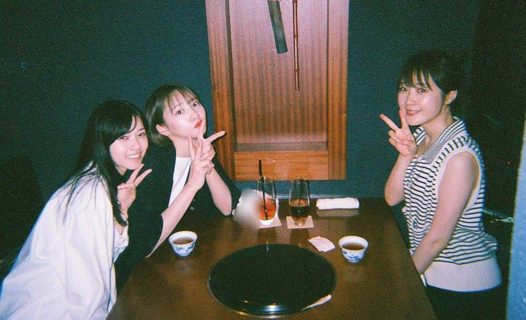 能條愛未のインスタグラム：「七瀬とずーと3人で焼肉行った時🥩 フィルムカメラで撮ったからやっぱり良い感じ☺️📷  #高山一実 #西野七瀬 #同期 #次はトランポリンやりに行こうね」