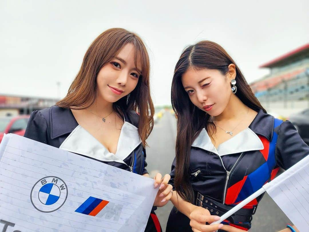 朝比奈果歩のインスタグラム：「BMW Familie HOKKAIDO お疲れ様でしたー！！ 、 お足元の悪い中お越しくださった皆さまっ 本当にありがとうございました😊 、 、 生憎の天気とはなってしまいましたが 北海道では初開催となるFamilie、 楽しんでいただけたんじゃないかなって🤗 、 、 、 またもし来年もStudieに関われて北海道ファミリエに参加できますよーに✨ 出来れば晴れで（笑） 、 、 、 #BMWTeamStudie #BMW #Familie #Mパフォーマンス  #北海道 #十勝サーキット #サーキット #ポートレート #写真 #レースクイーン  #hokkaido #tokachicircuit #circuit #portrait #photography #racequeen #rq  #레이싱모델 #賽車女郎 #서킷 #模特 #车模 #照片」