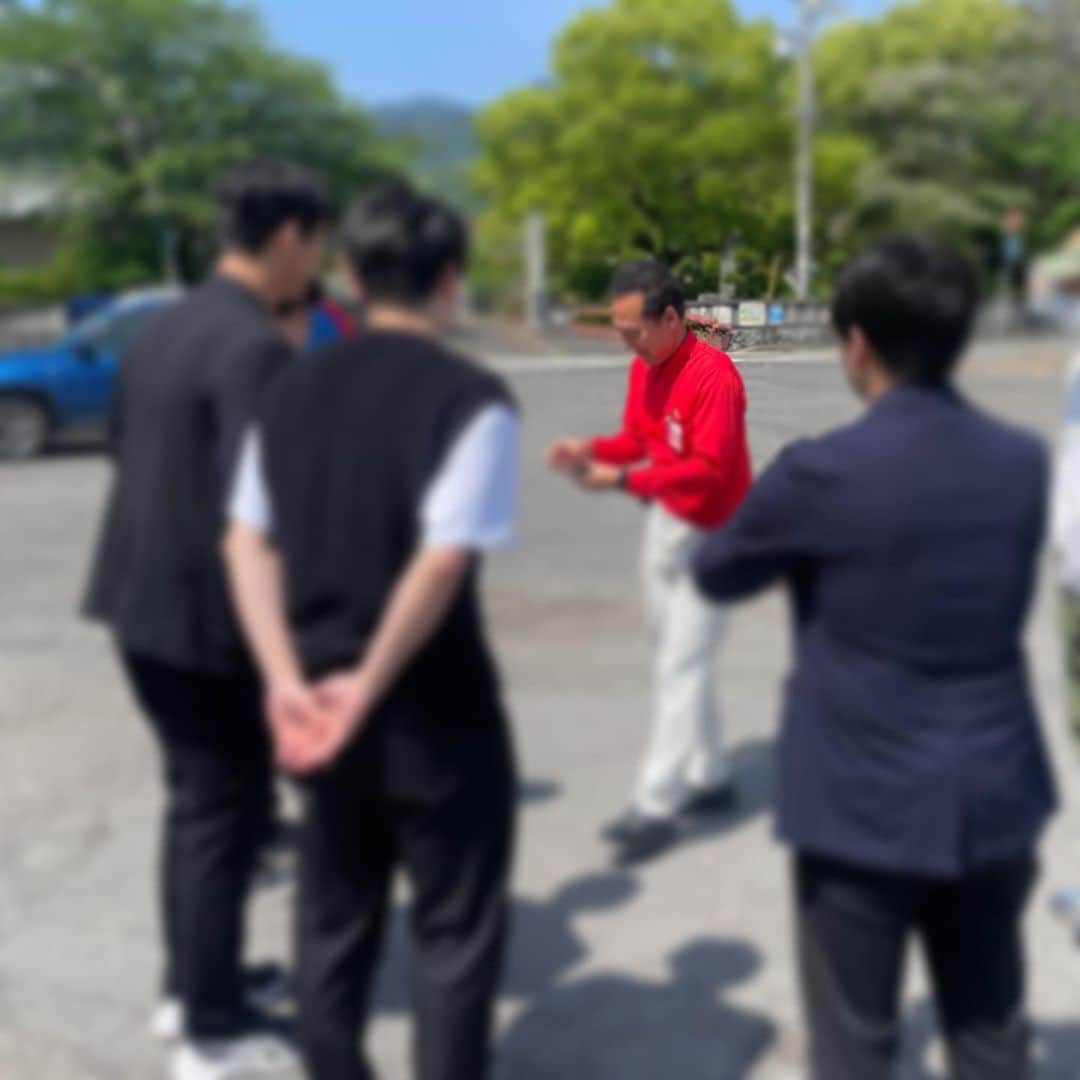 白石香さんのインスタグラム写真 - (白石香Instagram)「今週末は大学の時の友達が「洋一のファン」と言ってくれている方々と一緒に愛媛に旅行に来たので一緒に観光しました！🍊 ハイライトはやはり洋一との対面。 すごく喜んでくれて、お父さんにもこんなふうに県外から会いに来る若者のファンができたんだと感動しました🥹 彼ら、父に対するの質問がいい質問ばかりで、私も知らなかった一面も知れました。 そして改めて父の信念が聞けて、私も心が打たれました。  やっぱ、とーちゃんって国会議員なんだね！！😂(そーだよ？！？！)  西条、新居浜、今治、そして松山も観光できて、楽しすぎる週末でしたー！！😊😊  #今治 #今治市 #西条 #西条市 #新居浜 #新居浜市 #四国中央 #四国中央市 #愛媛県 #衆議院議員 #国会議員 #白石洋一 #白石よういち #国会議員の娘」5月21日 22時58分 - shiraishikaori5541