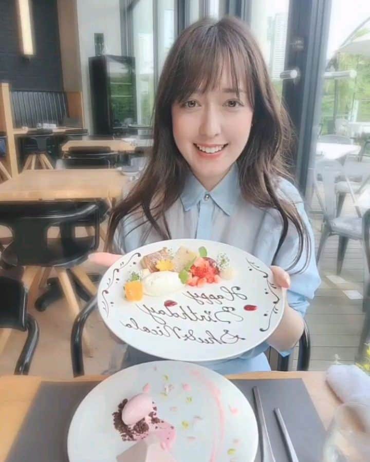 ニコラのインスタグラム：「お友達も5月誕生日だから 一緒にお祝いしたの🥰  気がついたら10年以上の友達に、 なんか嬉しいね～って😍  いっぱい2ショット撮ったからそれはまたあげよう😊」