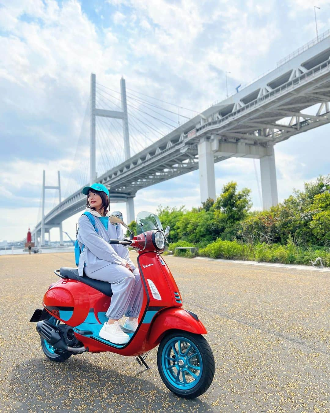 平嶋夏海さんのインスタグラム写真 - (平嶋夏海Instagram)「雨降る直前の曇り空も VESPA プリマベーラ150があれば明るい気持ちに💗🪽 #VESPA #ベスパ  #primavera  #プリマベーラ  #プリマベーラ150  #webオートバイ #オト女」5月21日 23時02分 - natsuminsta528