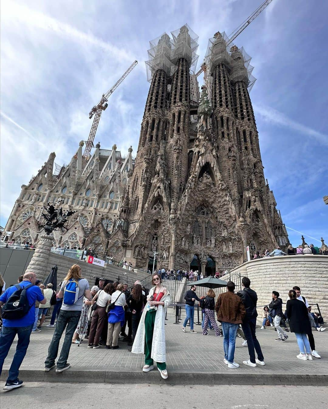 真鈴さんのインスタグラム写真 - (真鈴Instagram)「バルセロナ旅行記　 🌹再開🌹  写真は カタルーナ広場 この日はちょうど本と薔薇のお祭りの日で街中に 🌹が沢山人👬も沢山！ 途中美味しそうなチュロス屋さんがあったの、チュロスはスペイン発祥だから絶対食べようって日本にいる時から話してたんだけど結局行かなかったんだよね…💦 お腹全然空いてなくてなぁ😮‍💨 けど、もう歩いてるだけで楽しくて道端でオペラ歌ってるオバチャンとか居てみんな盛り上がっててそうゆう陽気な感じが大好きだ🥰  そしてスペイン在住のアイさん🐕🙋‍♀️❤️にオススメしてもらった カサ・バトリョ　 Casa Batlló   薔薇で飾り付けされててとっても可愛かったし流石ガウディ、内装もとっても面白かったんだけど帰り際はひたすら階段降りなきゃいけなくて暑いし水持ってたからよかったけどおばあさん達とかもう途中で止まって息切れしてて本当気の毒だったー😩夏場に行く人は絶対水持ってた方がいいわ💦 そしてカサバトリョで買ったトカゲ🦎ちゃん❤️ 旅のお守りみたいな気分で購入♩ 帰ってきてからもこのトカゲちゃん見ると楽しい気持ちになるよ🥰  そしてそして念願の サグラダファミリア〜 Sagrada Família 1度は見てみたいと思ってたから地下鉄の階段登って振り返ったらドドーンとサグラダファミリアが見えた時は感動🥺✨ なんだかとっても神秘的だった🕊  ただ1番いい顔したのはあっつくてお祭りのせいでお店全然やってなくて奇跡的に入れたホテルのレストランで食べたサラダを食べてる時かなぁ…🤤 すっごく美味しくて 沁みたわぁ… 確かマジェスティックホテルってとこだった気がするよ。 まだまだつづく〜はず〜  #バルセロナ旅行 #バルセロナ観光  #ootdfashion  #旅行コーデ  #スペイン旅行 ✈️」5月21日 23時03分 - morrymarin