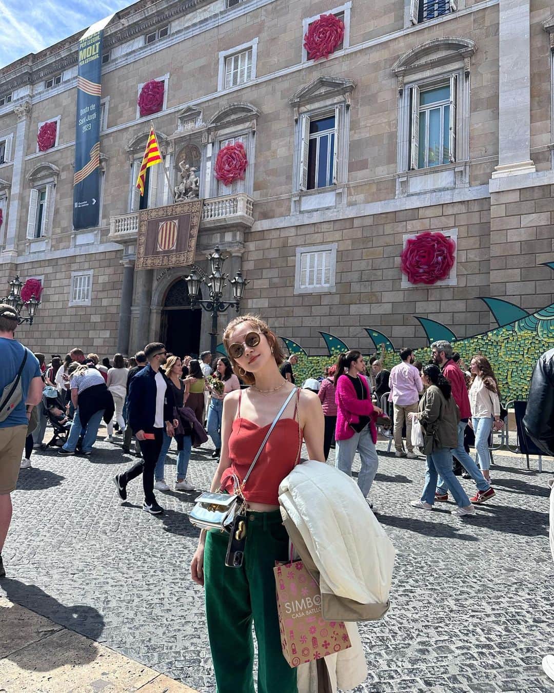 真鈴さんのインスタグラム写真 - (真鈴Instagram)「バルセロナ旅行記　 🌹再開🌹  写真は カタルーナ広場 この日はちょうど本と薔薇のお祭りの日で街中に 🌹が沢山人👬も沢山！ 途中美味しそうなチュロス屋さんがあったの、チュロスはスペイン発祥だから絶対食べようって日本にいる時から話してたんだけど結局行かなかったんだよね…💦 お腹全然空いてなくてなぁ😮‍💨 けど、もう歩いてるだけで楽しくて道端でオペラ歌ってるオバチャンとか居てみんな盛り上がっててそうゆう陽気な感じが大好きだ🥰  そしてスペイン在住のアイさん🐕🙋‍♀️❤️にオススメしてもらった カサ・バトリョ　 Casa Batlló   薔薇で飾り付けされててとっても可愛かったし流石ガウディ、内装もとっても面白かったんだけど帰り際はひたすら階段降りなきゃいけなくて暑いし水持ってたからよかったけどおばあさん達とかもう途中で止まって息切れしてて本当気の毒だったー😩夏場に行く人は絶対水持ってた方がいいわ💦 そしてカサバトリョで買ったトカゲ🦎ちゃん❤️ 旅のお守りみたいな気分で購入♩ 帰ってきてからもこのトカゲちゃん見ると楽しい気持ちになるよ🥰  そしてそして念願の サグラダファミリア〜 Sagrada Família 1度は見てみたいと思ってたから地下鉄の階段登って振り返ったらドドーンとサグラダファミリアが見えた時は感動🥺✨ なんだかとっても神秘的だった🕊  ただ1番いい顔したのはあっつくてお祭りのせいでお店全然やってなくて奇跡的に入れたホテルのレストランで食べたサラダを食べてる時かなぁ…🤤 すっごく美味しくて 沁みたわぁ… 確かマジェスティックホテルってとこだった気がするよ。 まだまだつづく〜はず〜  #バルセロナ旅行 #バルセロナ観光  #ootdfashion  #旅行コーデ  #スペイン旅行 ✈️」5月21日 23時03分 - morrymarin
