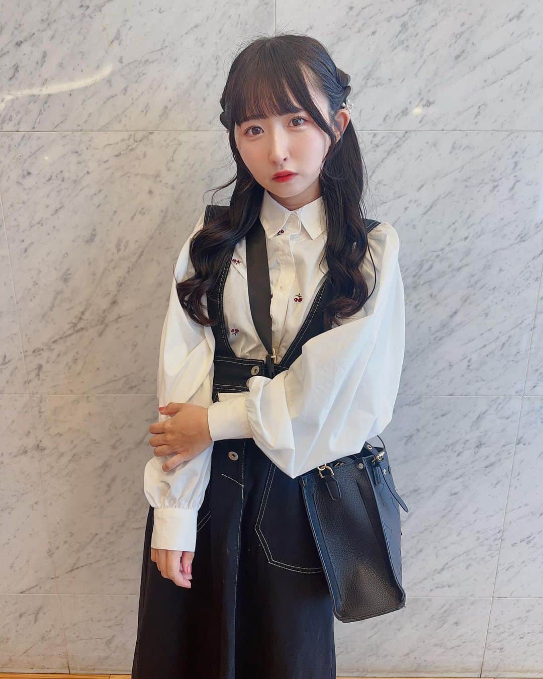 咲山しほのインスタグラム：「♥ . . 久しぶりの投稿になっちゃった🥺♡ 今日からまた更新しよっと♡♡ . このさくらんぼのシャツ かわいくてお気に入りー！🤍🍒 . この写真のポイントはキメ顔のくせに 上から3個目のボタンが取れてることに 気づいてないところ🥺笑 . .」