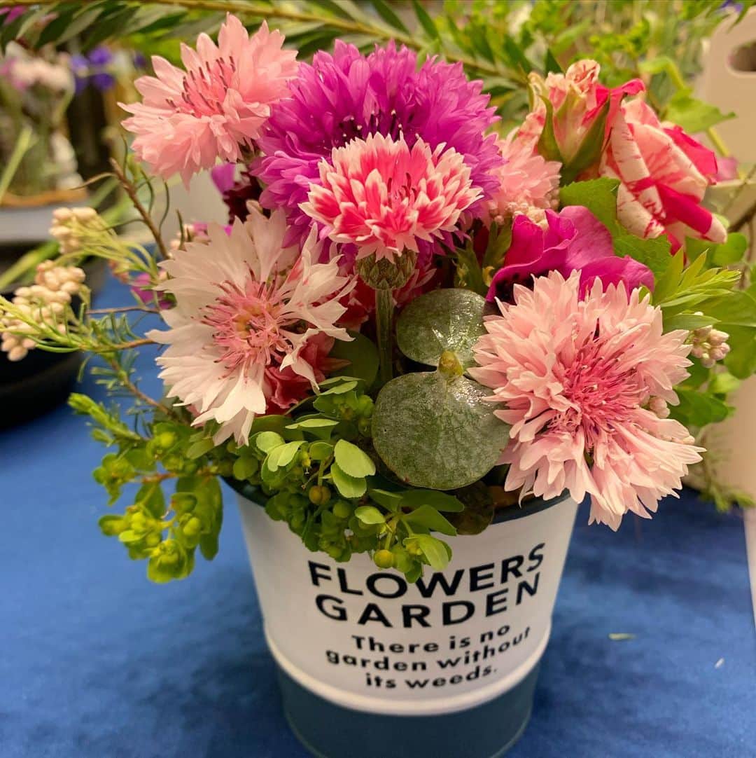 岡本麻佑のインスタグラム：「. Flower Arrangement💐🩷💎  一人で黙々と作っていた🤭笑 ポイントは右端に少し見えているマーブルのバラ🤣🌹🩷🤍 完成系は母にプレゼントしました🥰 昔からお花好きだからもっと作りたくなった🌷  #フラワーアレンジメント#お花#花束」