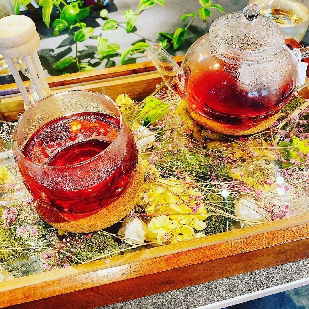 佃井皆美のインスタグラム：「先日、行ったカフェ。 なんと！！ お花屋さん併設？のカフェで、 たくさんのお花に囲まれながらお茶できるという、 なんとも癒される空間でした。 ドライフラワーが中に入ってるトレイがめちゃめちゃ可愛いかったです💐 好きー。  #カフェ  #お花屋さんカフェ  #お花屋さん」