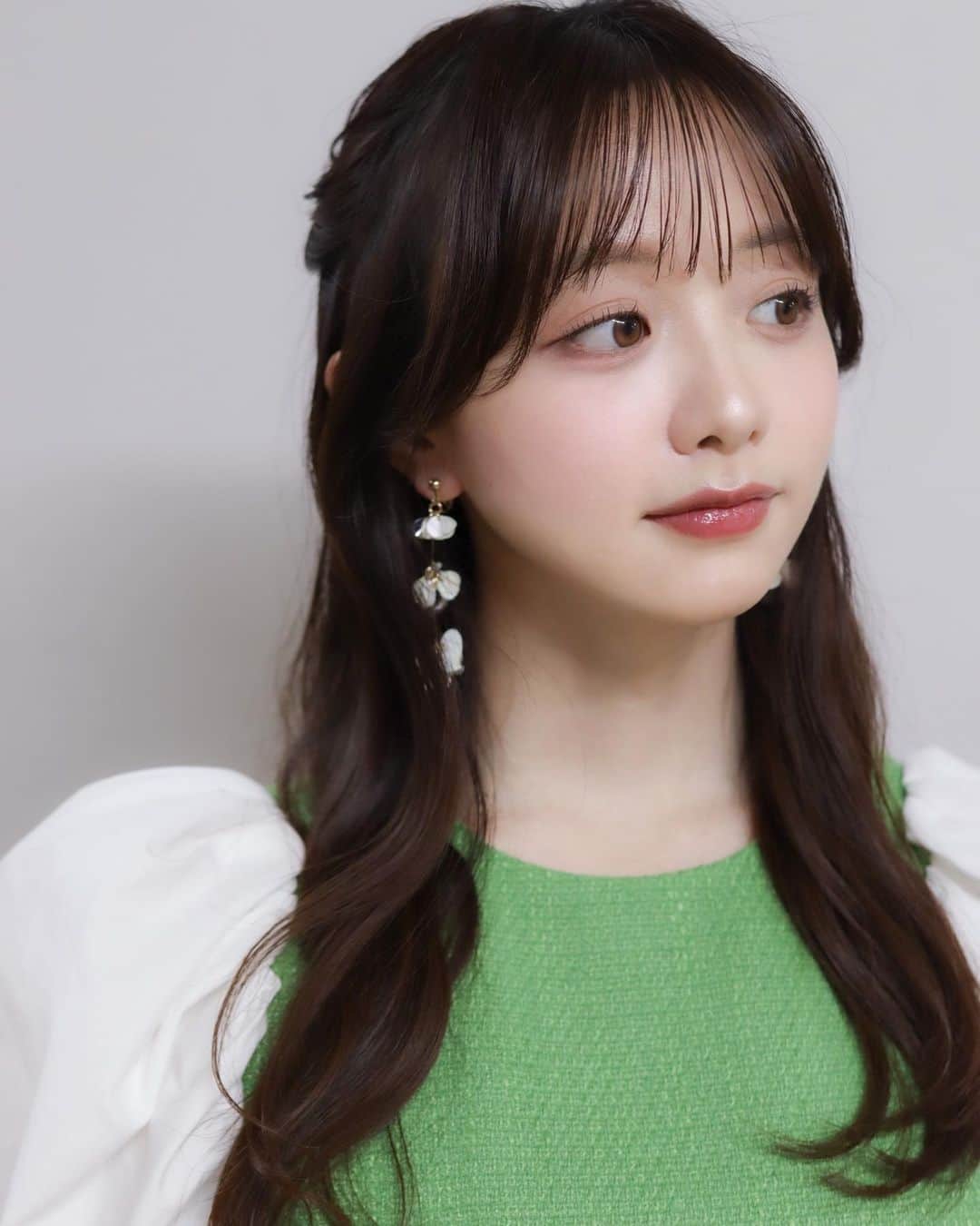 森香澄さんのインスタグラム写真 - (森香澄Instagram)「. ボートレース戸田サンクスフェスティバルのMCを務めました！ たくさん手を振ってくださってありがとうございました🥺♡ . 今回、夢月さんにメイクしていただいたんですが、色味とかパーツの作り方とか好みすぎた…🥺 共通の友人もいて、びっくりでした！」5月21日 23時11分 - mori_kasumi_