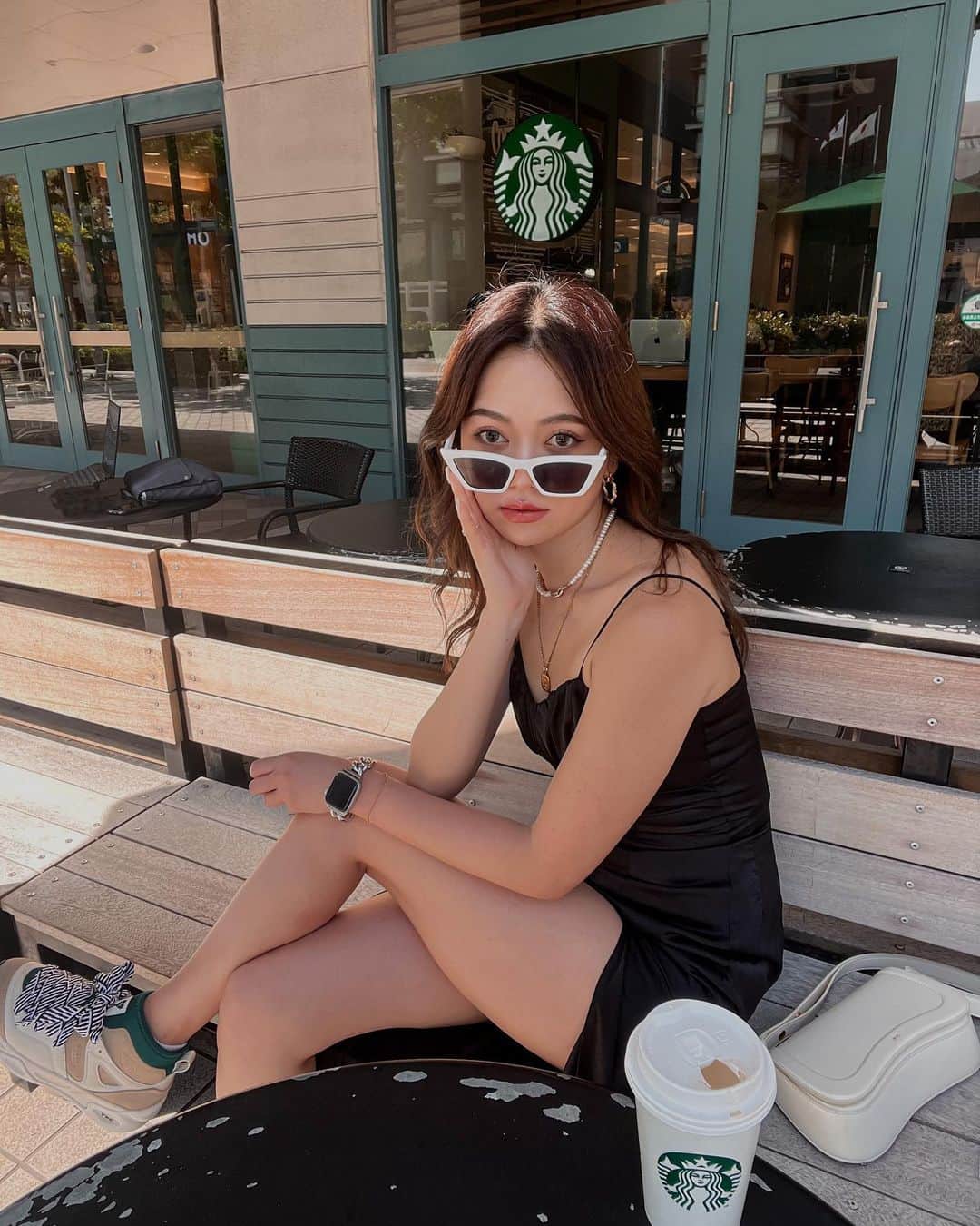 のインスタグラム：「🥤💚  沖縄のスタバ海外感🌴♡  スリットが入ってて可愛い ワンピは @blondey_official の🖤 スカートがっつり部分空きかわいいっ 生地感もデザインもお気に入り🥺♡  #沖縄 #沖縄旅行 #okinawa #okinawatrip  #スタバ #スターバックス」