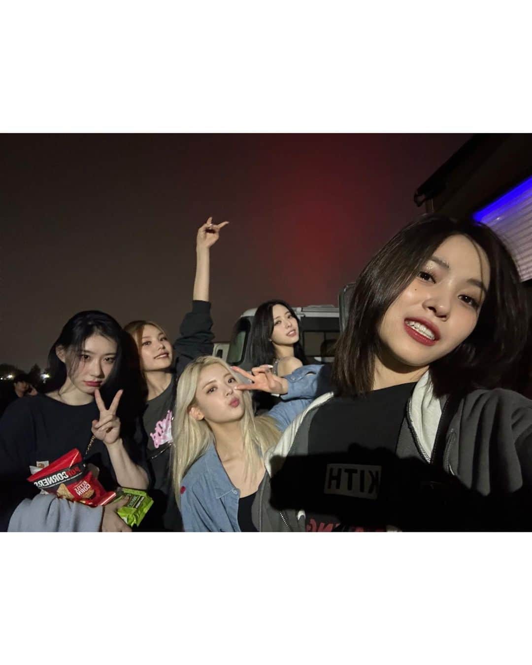 ITZYさんのインスタグラム写真 - (ITZYInstagram)「Had so much fun yesterday with the girls🩵 Thank you Head in the clouds and thank you midzys for coming despite the rainy weather💙」5月21日 23時14分 - itzy.all.in.us
