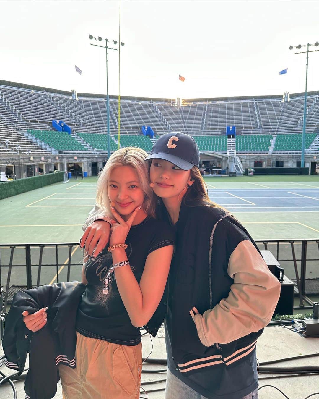 ITZYさんのインスタグラム写真 - (ITZYInstagram)「Had so much fun yesterday with the girls🩵 Thank you Head in the clouds and thank you midzys for coming despite the rainy weather💙」5月21日 23時14分 - itzy.all.in.us