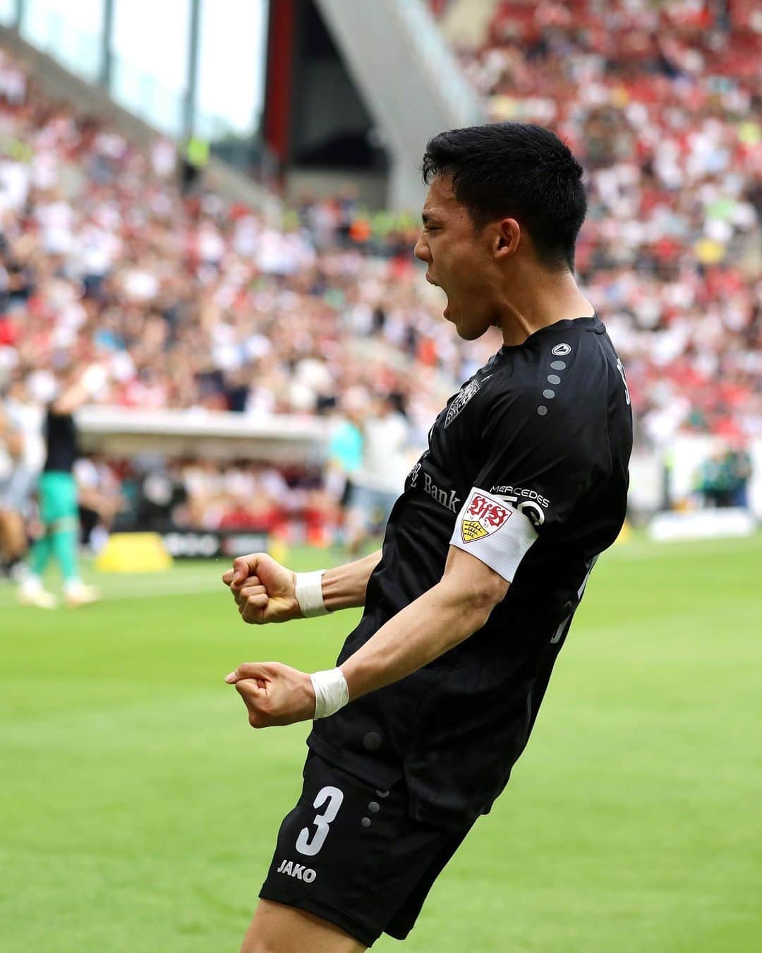 VfBシュトゥットガルトのインスタグラム：「Pause in Mainz. ⏸️ Es steht nach dem Ausgleich durch Wataru Endo (41‘) 1:1. WEITER, MÄNNER!! 💪 _ #VfB #M05VfB 1:1 #bundesliga #vfbstuttgart #vfbstuttgart1893 #auscannstatt #furchtlosundtreu #VfBInsta」