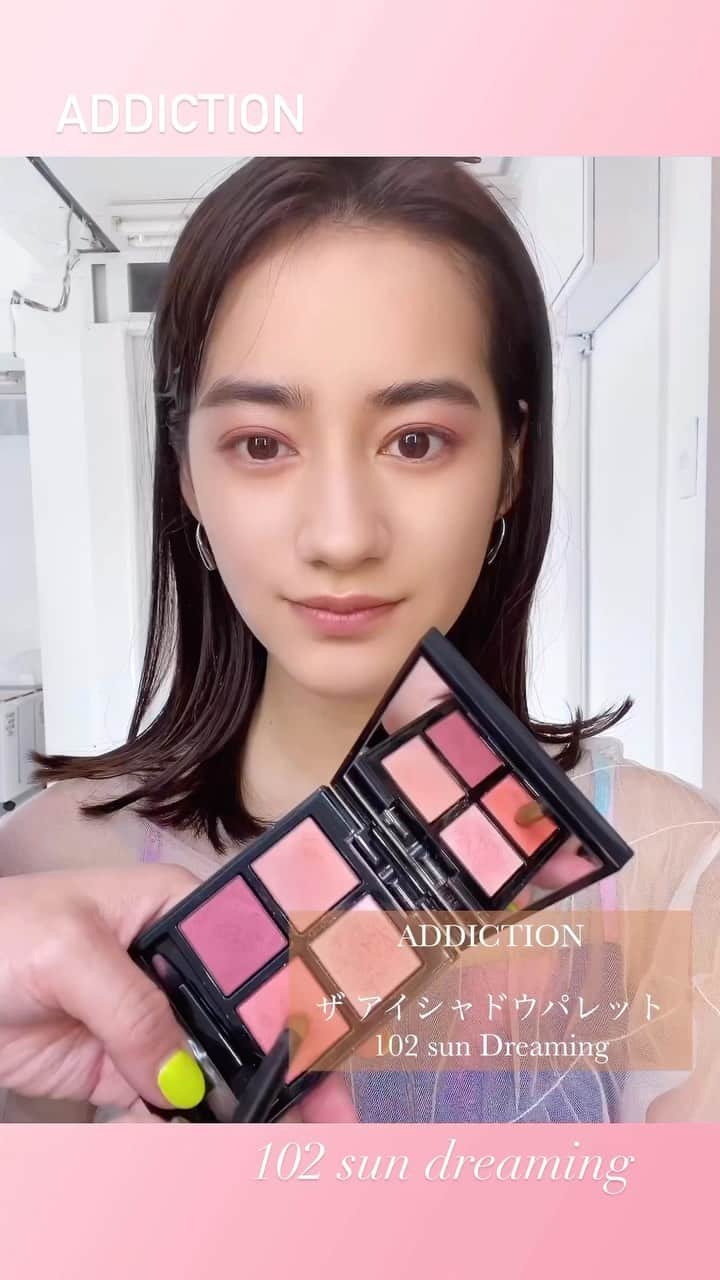 谷口翠彩のインスタグラム：「𝐒𝐮𝐦𝐦𝐞𝐫 𝟐𝟎𝟐𝟑 𝐂𝐨𝐥𝐥𝐞𝐜𝐭𝐢𝐨𝐧 “𝐒𝐔𝐍 𝐃𝐑𝐄𝐀𝐌𝐈𝐍𝐆” @addictionbeauty_official   太陽の光が見せてくれる美しさは計り知れないもの。 きっと世界中の誰もが魅了されている。  時間ごとに移り変わる光に照らされて、 焼けた肌と髪にはさまざまな表情が映し出されていく。  今こそ、静寂さと陽気な雰囲気がミックスされた 夏の太陽のようなハーモニーをまとって。  ①パレット左上をアイホール全体にのせる ②パレット左下を上まぶた目のきわに入れる ③パレット右上を上まぶた中央に縦に入れてから外側にぼかしていく ④パレット右下を下まぶた3分の2までいれる ⑤パレット左上を④の上3分の1まで重ねる ⑥ペンシルライナーでインラインを上下に入れる ⑦カラーマスカラを塗る ⑧アイブロウで眉尻を書き足す ⑨アイブロウマスカラで眉に色をつける ⑩チークを小鼻横にふわっと乗せる 11)上からニュアンサーを重ねる 12)リップを2度塗りしたら完成！  【使用アイテム】 eye： @addictionbeauty_official  ザ アイシャドウパレット  102 sun Dreaming  eyebrow： @addictionbeauty_official  ⚫︎プレスド デュオ アイブロウ 006 Berry Duo ⚫︎アイブロウマスカラ　カラーニュアンス 005 Fuchsia Lilac  cheek ⚫︎ @addictionbeauty_official  ニュアンサー 005N Aurora Veil ⚫︎ @rmkofficial  ピュア コンプレクション ブラッシュ03 ラベンダーレース  eyeline： @rmkofficial アイディファイニングペンシル02  mascara： @uneven_jp  ニュアンスマスカラ　 ディグニファイドネイビー  lip： @addictionbeauty_official  ザ リップスティック シアー Ｌ102 Silent Hour  . . . .  #みどめいく#みどへあめいく #addiction#addictionbeauty#アディクション#アディクションアイシャドウ#rmk#2023新作コスメ#新作コスメ2023」