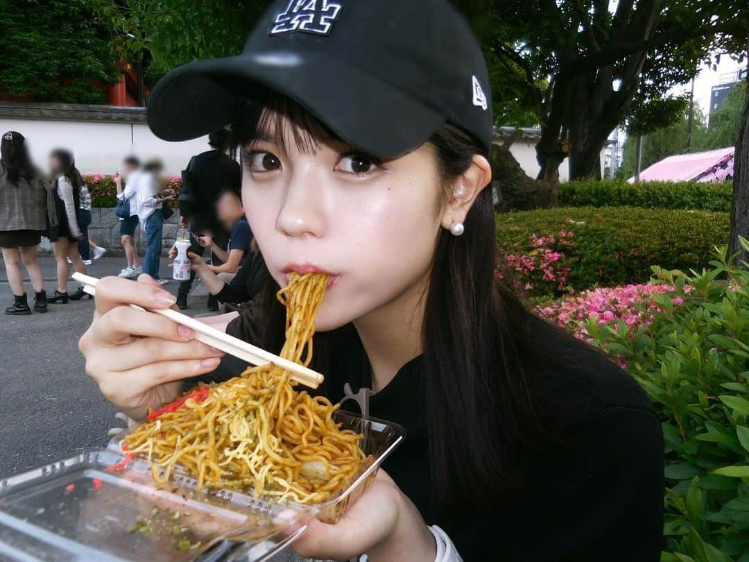 村山優香のインスタグラム：「お仕事終わりに寄ったよ(•'-'•)  #三社祭  #nikon」
