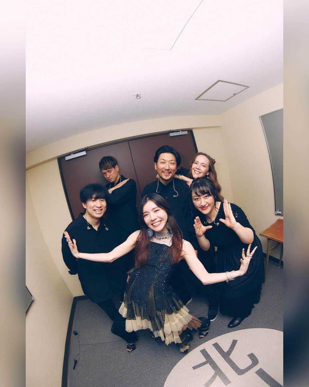 miletさんのインスタグラム写真 - (miletInstagram)「「milet live at 日本武道館」 ようやく、ようやくみんなと一緒に歌えた。ずっと聴きたかった声。ずっと見たかった景色。叶えてくれてありがとう。 もっともっと高くへ遠くへ行きたいな。 あなたと！行こうね。  左から Dr. 城戸紘志 @milincpote  Ba. 橋本幸太 @voodoo_wap  milet. milet @milet_music  Gt. 野村陽一郎 @yoichiro_nomura  Cho. Lauren Kaori @laurenkaori  Key. 藤本藍 @fujimotoai_  大好きな仲間♡  そしてスタッフのみなさんと今日のために走ってきた時間は私の宝の時間と経験です。みんなの終演後の笑顔もたまんなかった！  #milet_BUDOKAN #milet  Photo by @sotarogoto」5月21日 23時44分 - milet_music